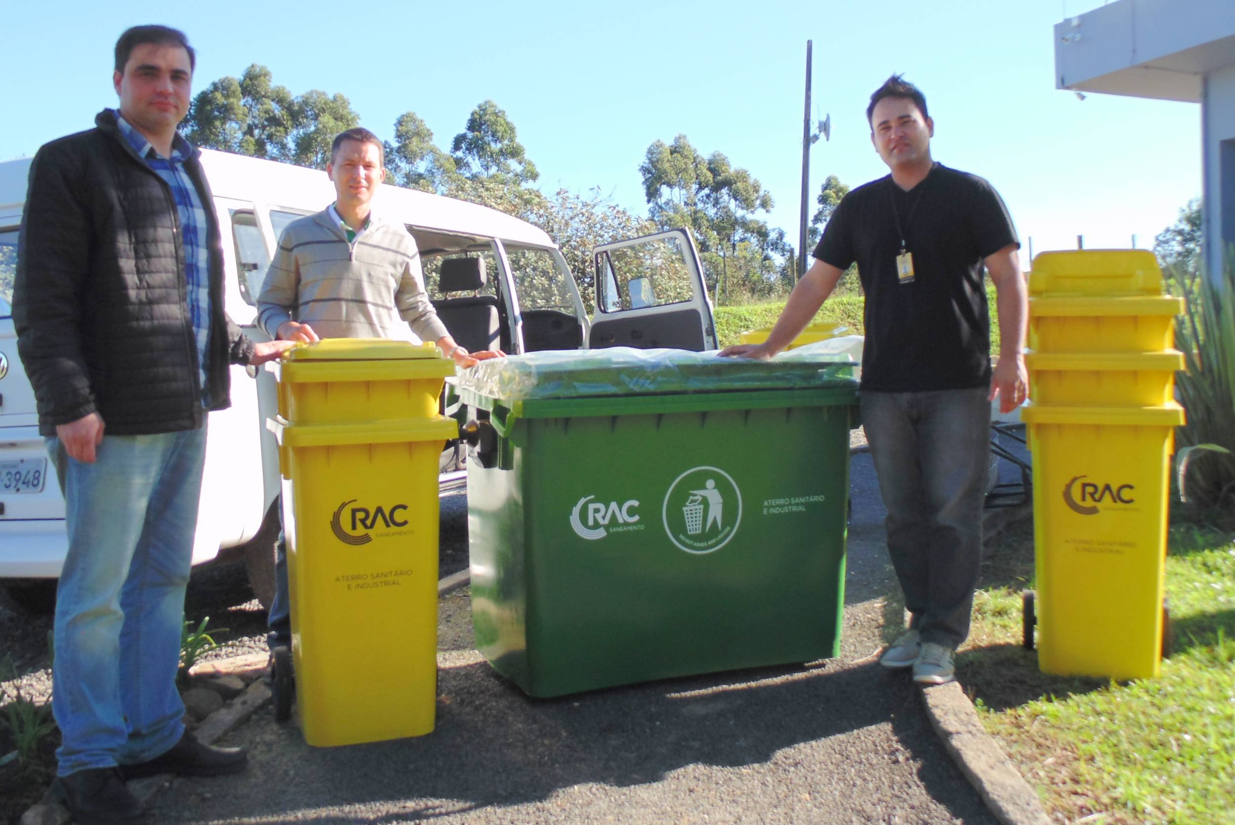 RAC Saneamento doa lixeiras para o CT