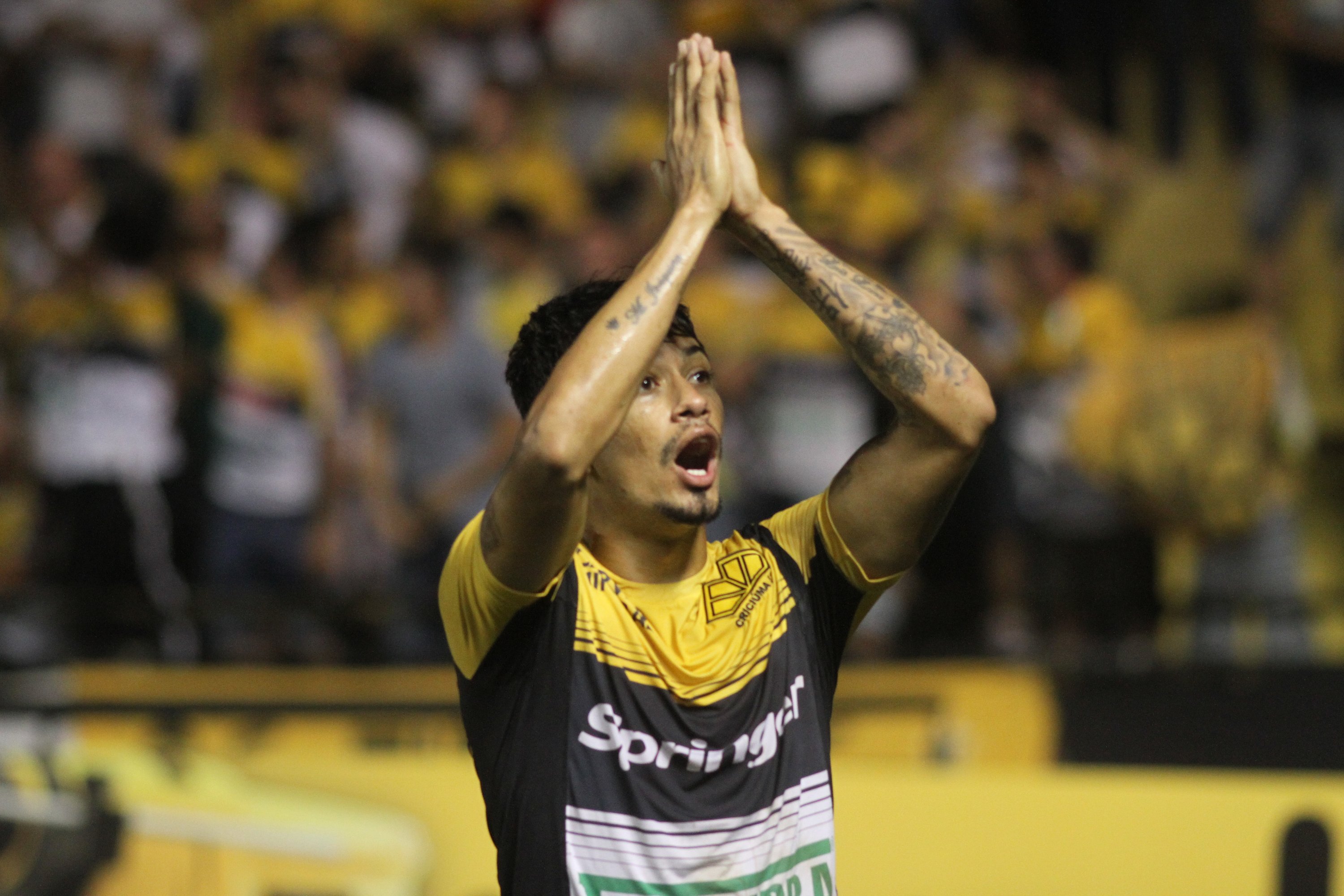 Criciúma vence com gol no fim