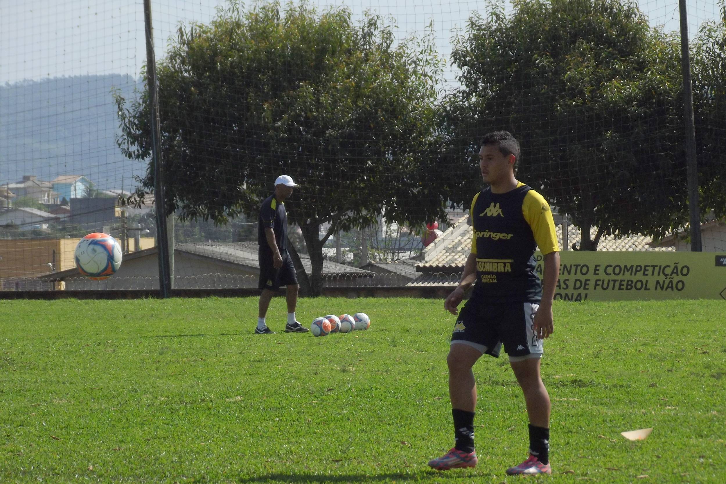 Sub-20 e juvenil recebem a Chapecoense no CT