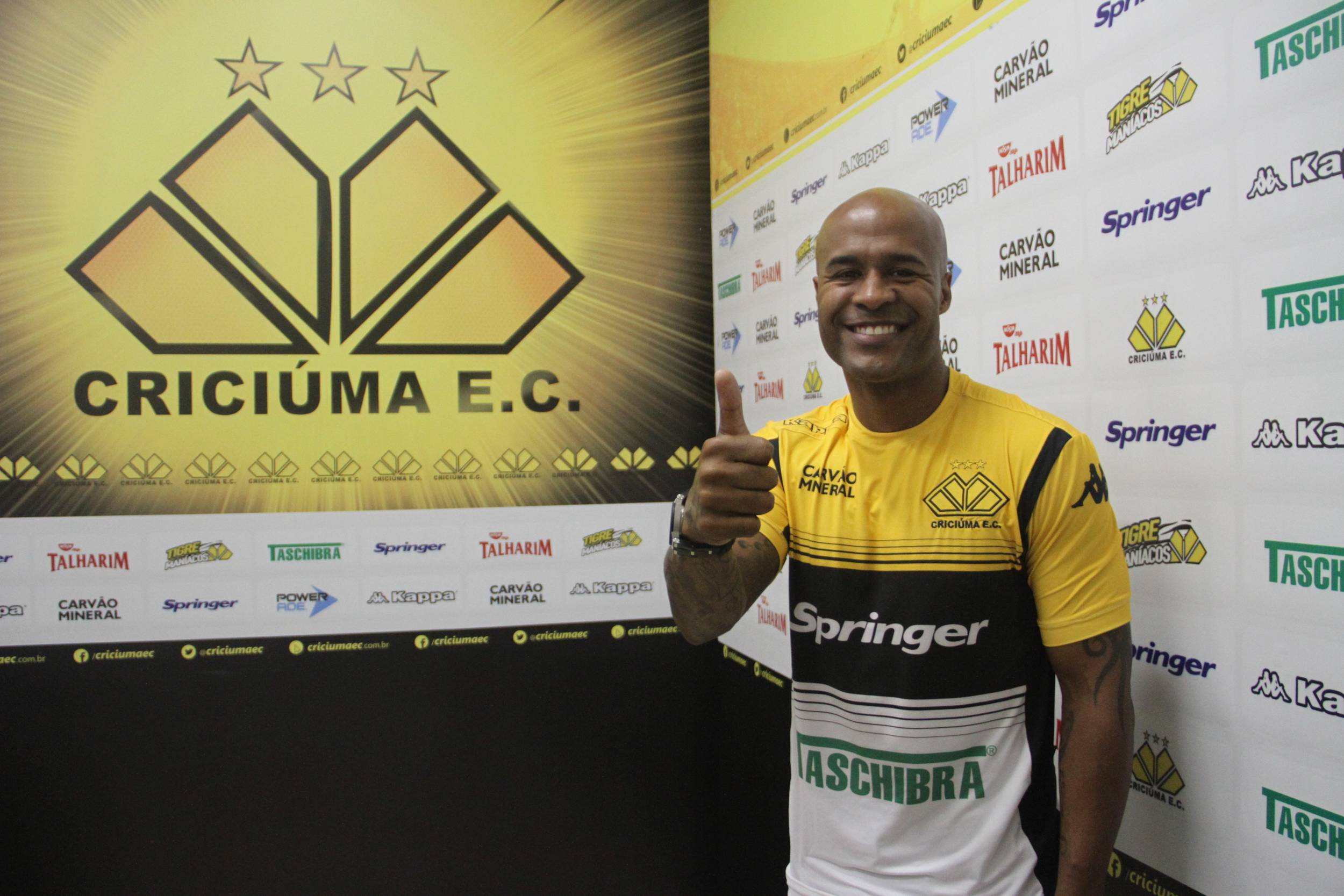 Marcos Assunção é apresentado oficialmente