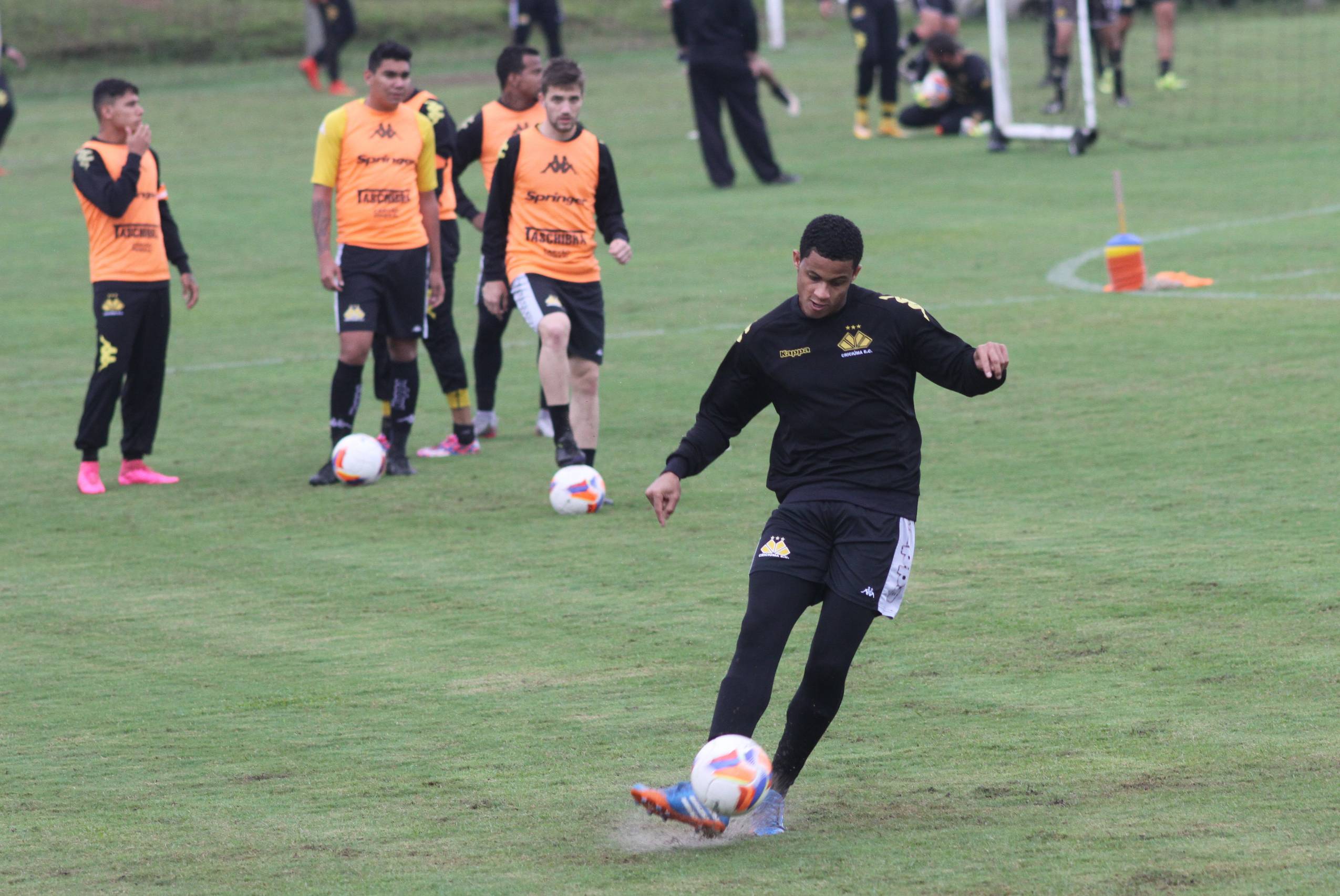 Tigre realiza treino técnico na chuva