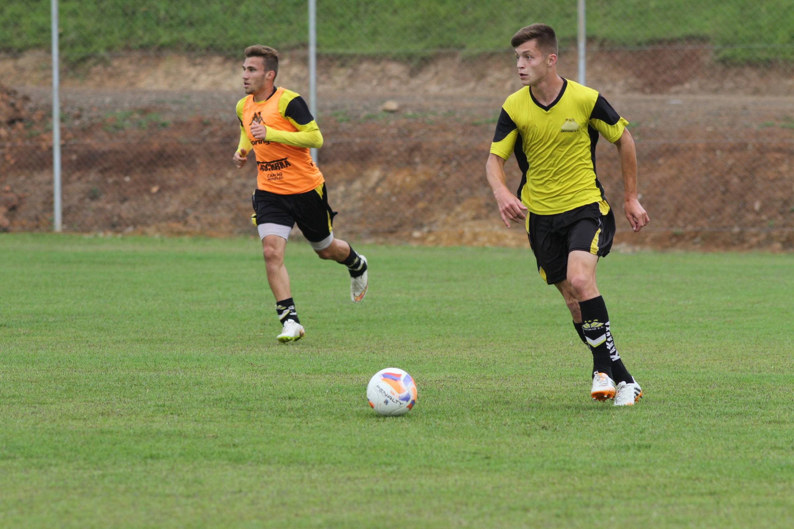 Não relacionados treinam com o Sub-20