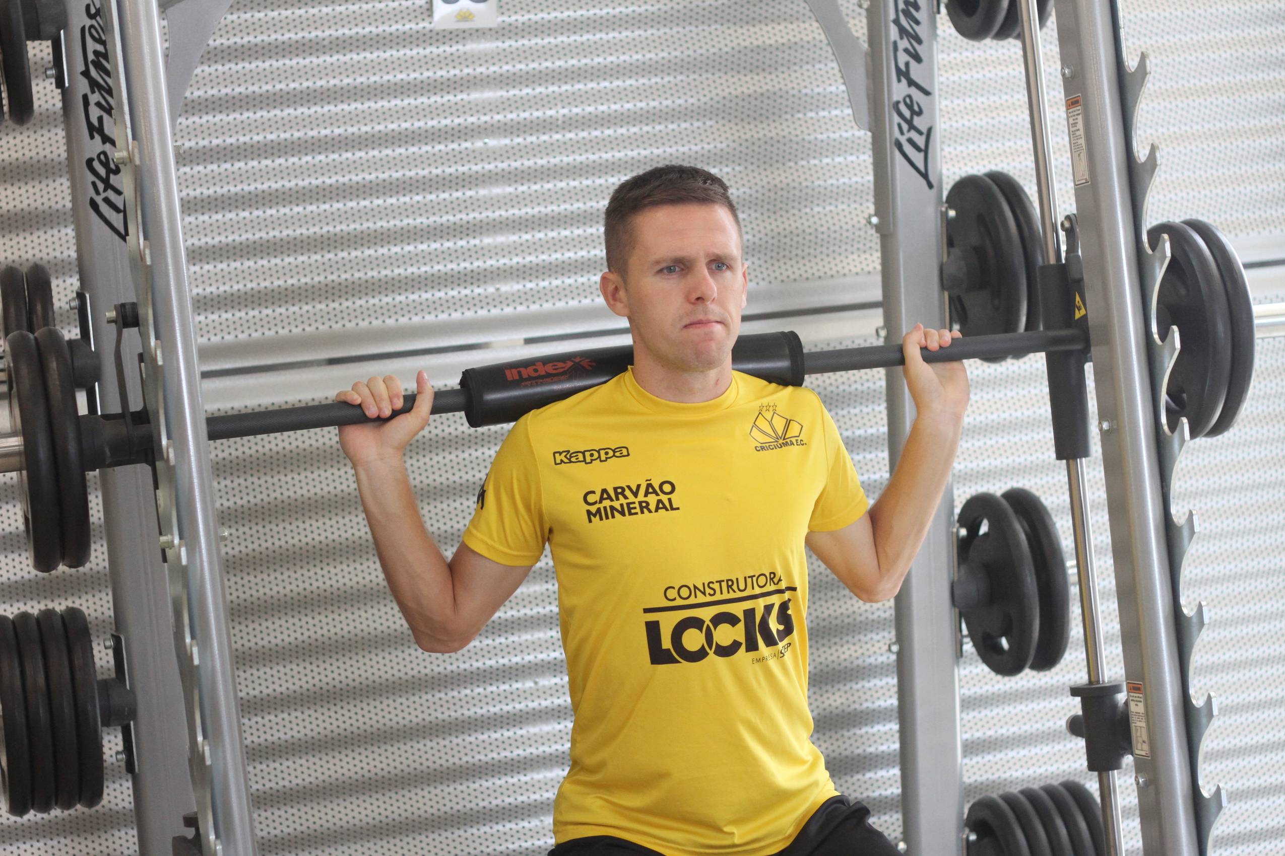 Treino de força na academia do CT