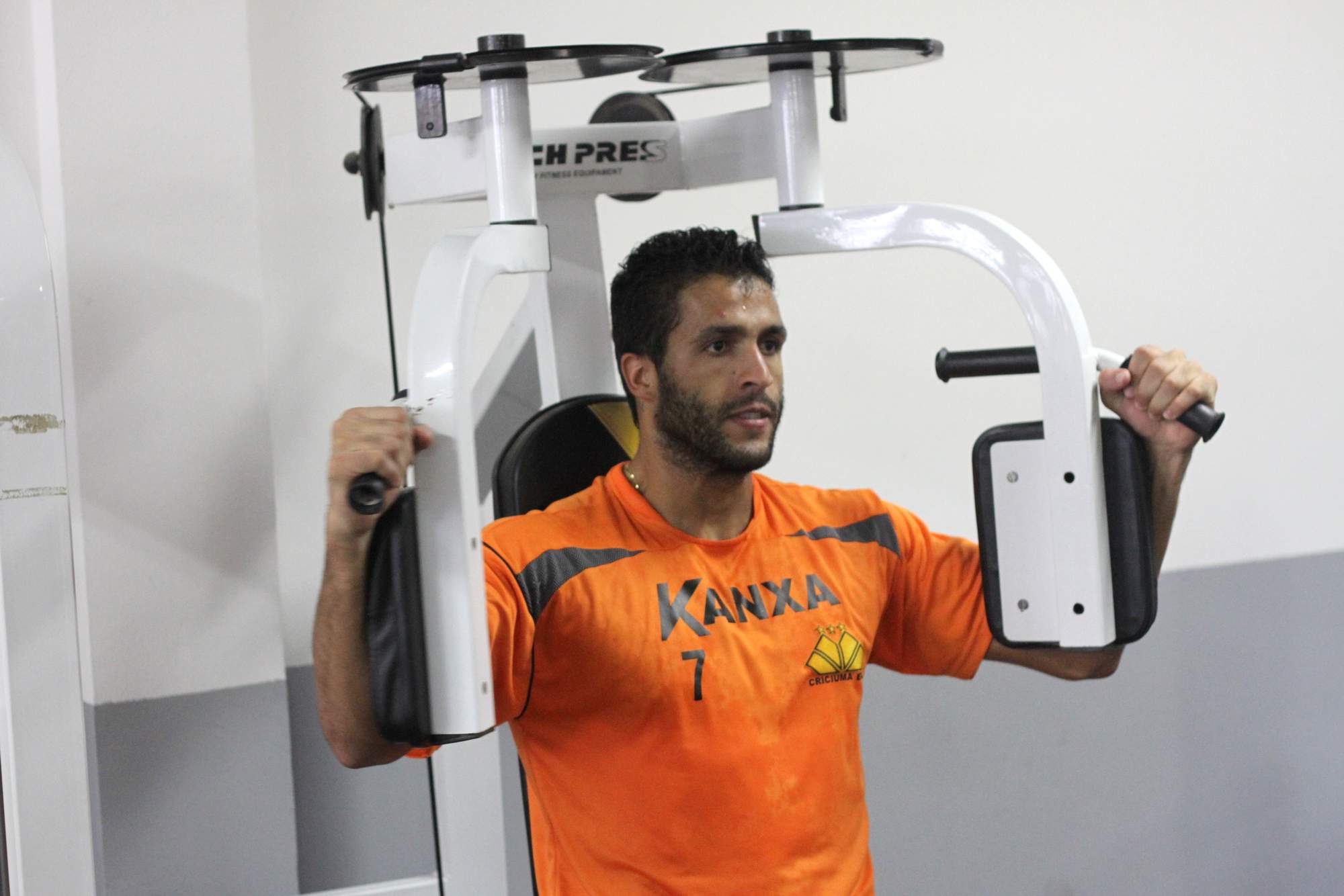 Tigre trabalha na academia do HH