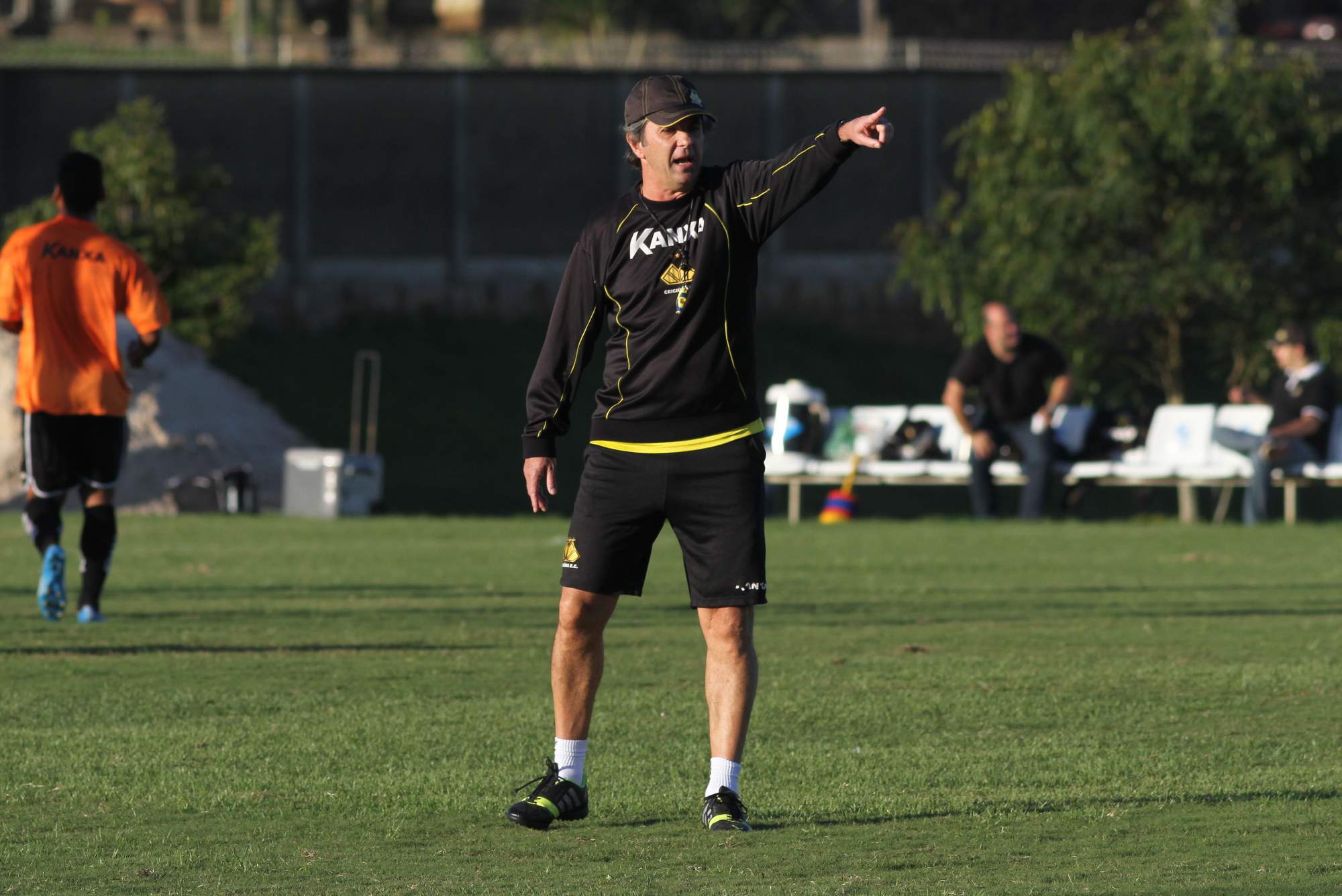 Caio Júnior promove coletivo no CT