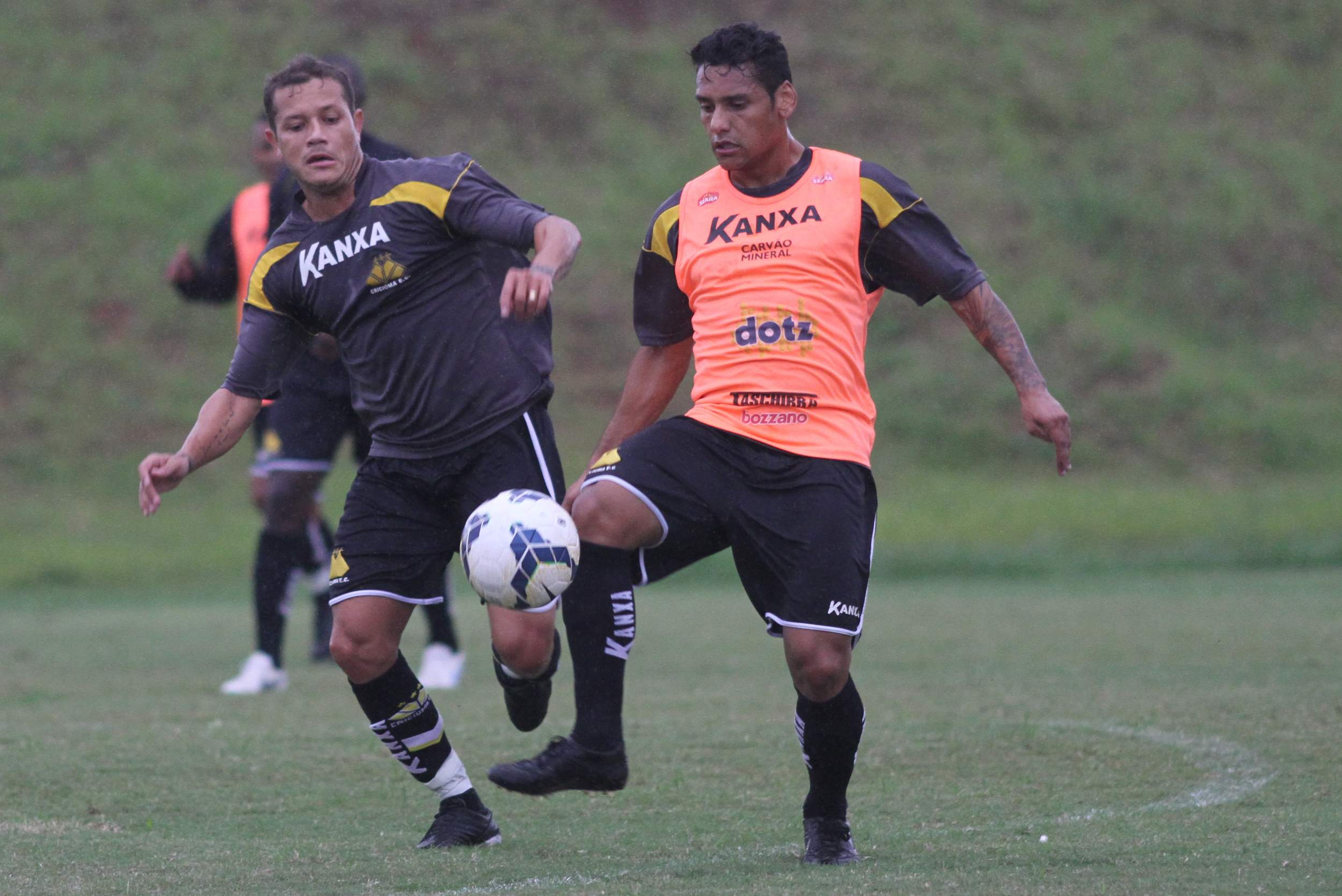 Criciúma treina coletivo na chuva