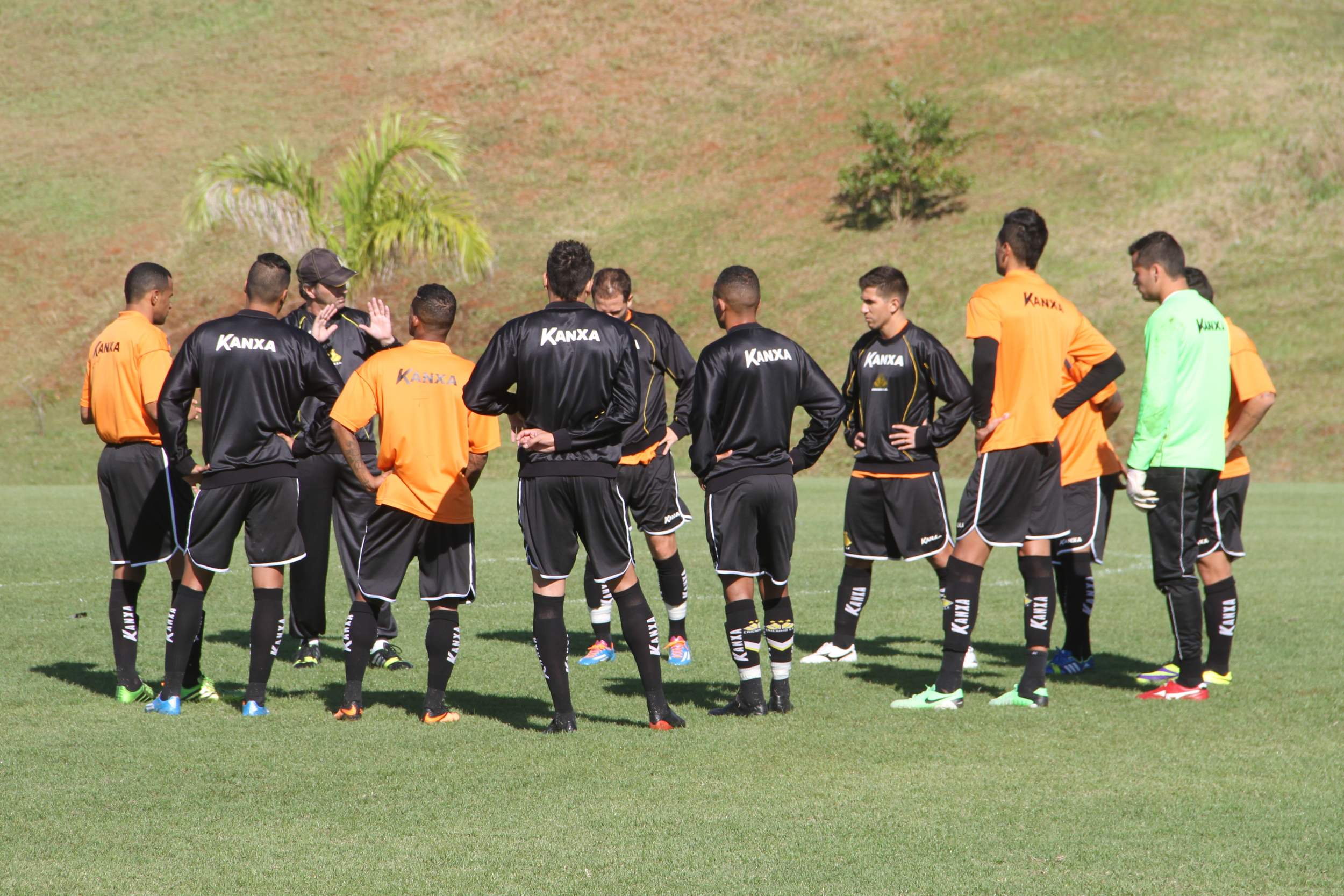 Criciúma enfrenta o Goiás