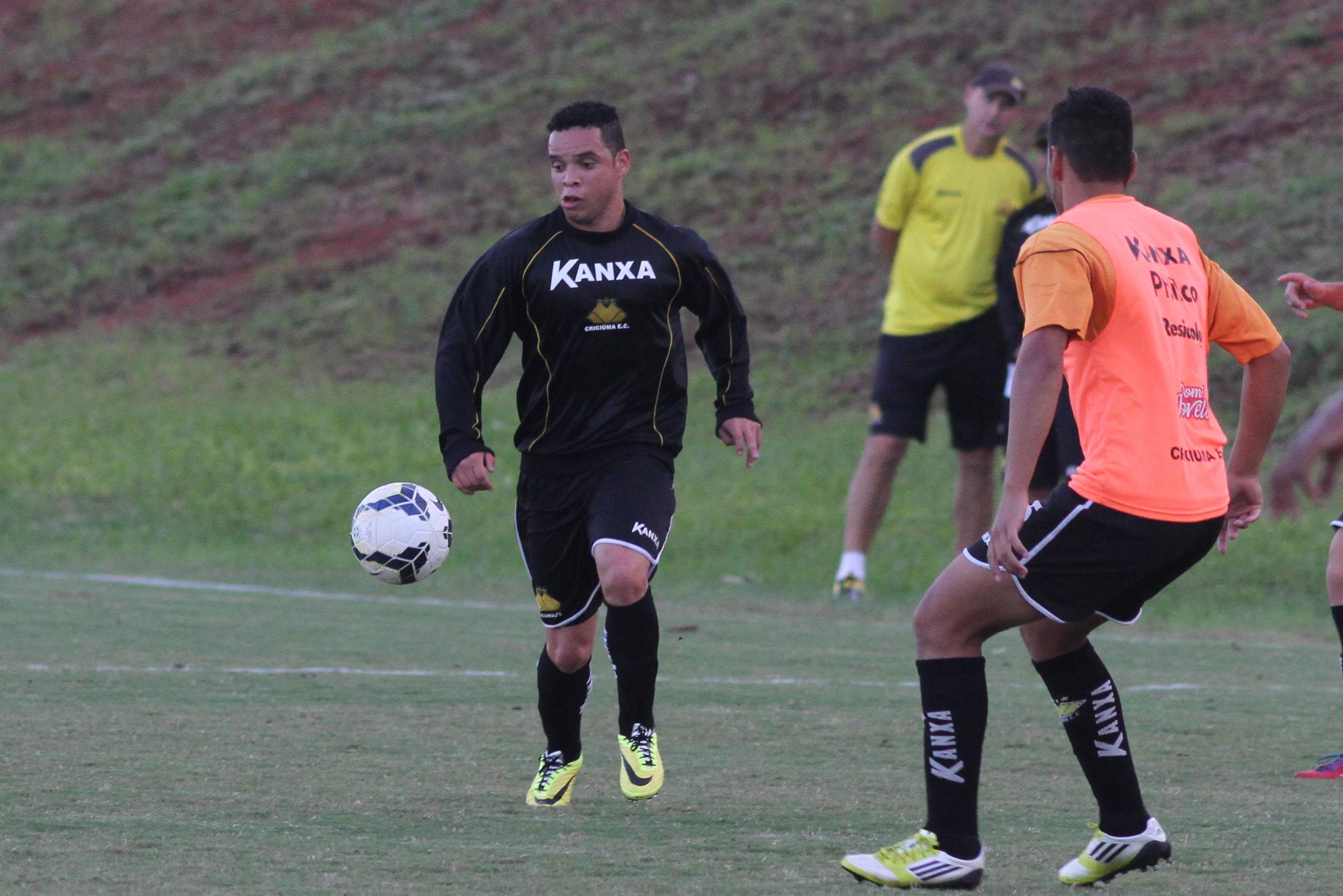 Criciúma faz trabalho coletivo no CT