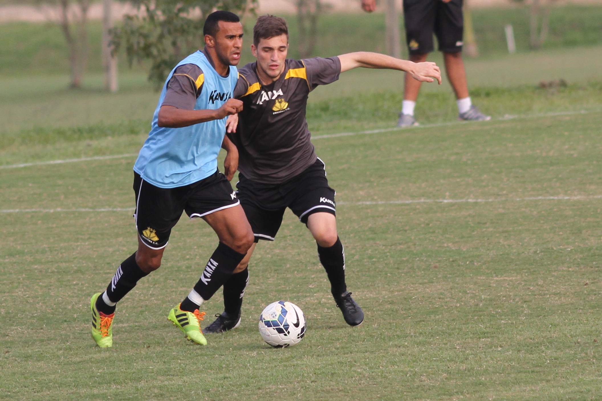 Criciúma ajusta o time em treino coletivo