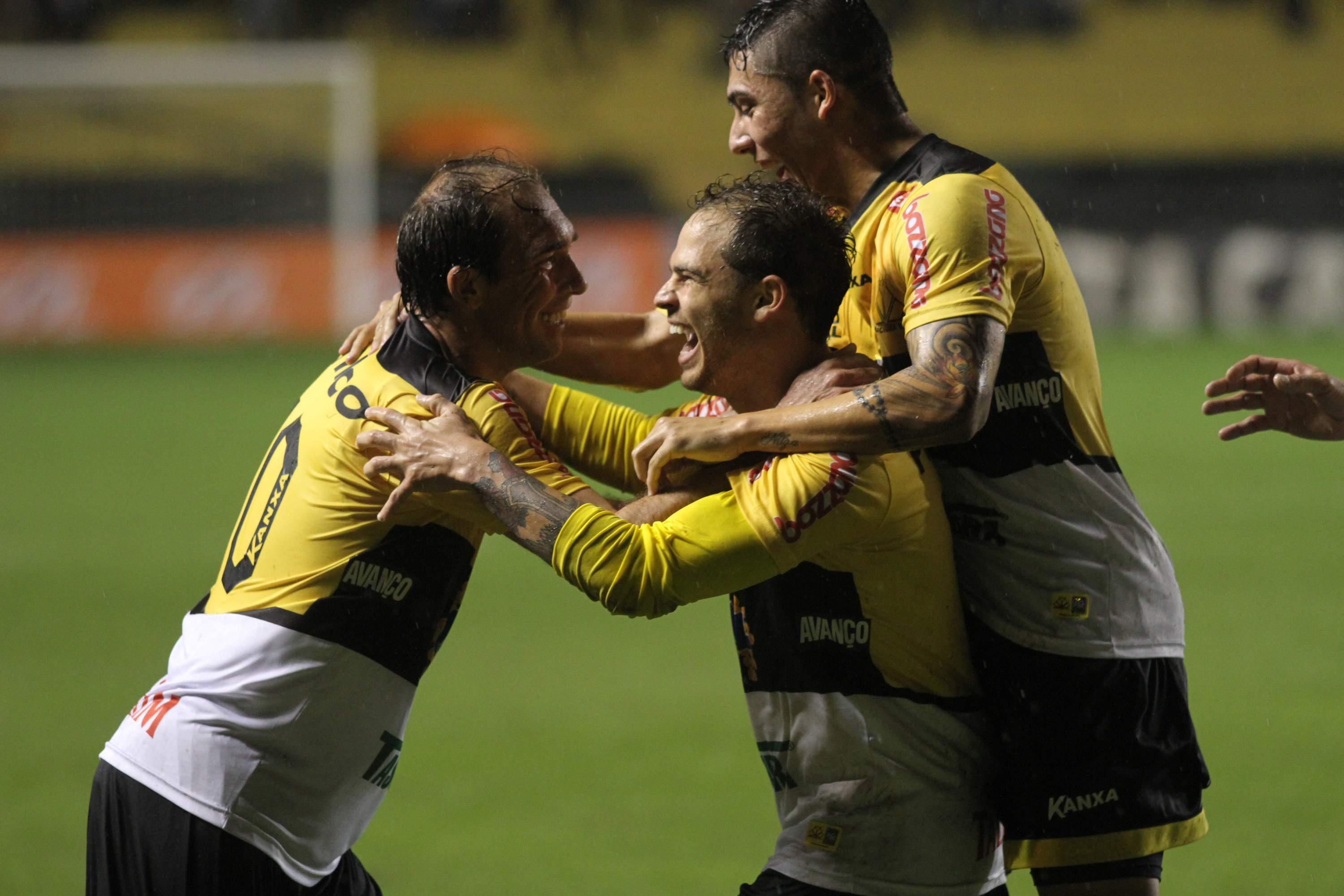 Silvinho feliz com golaço no clássico