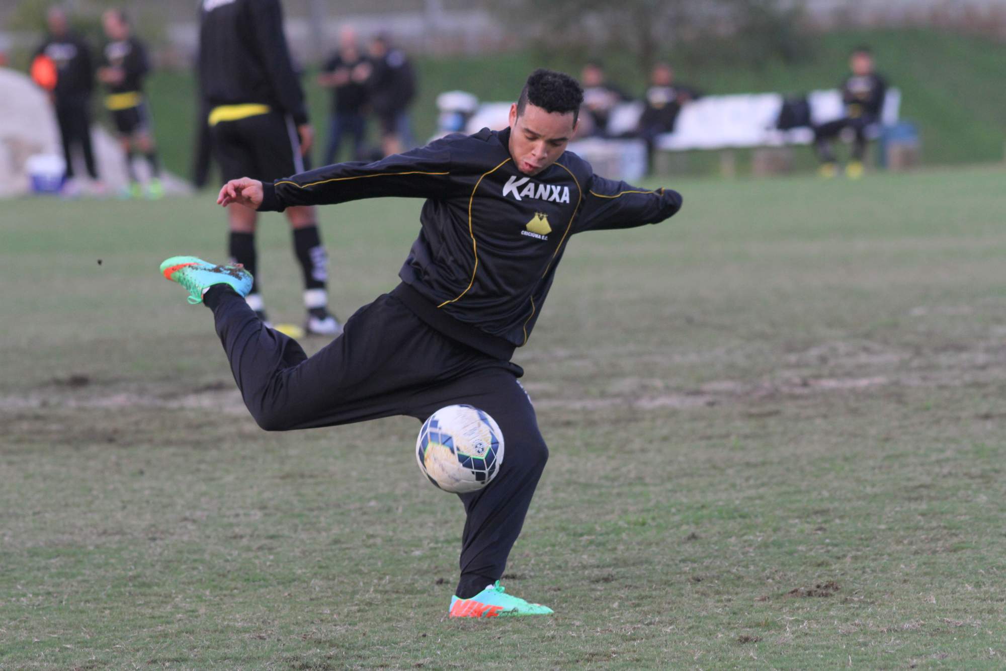 Criciúma joga contra o Coritiba