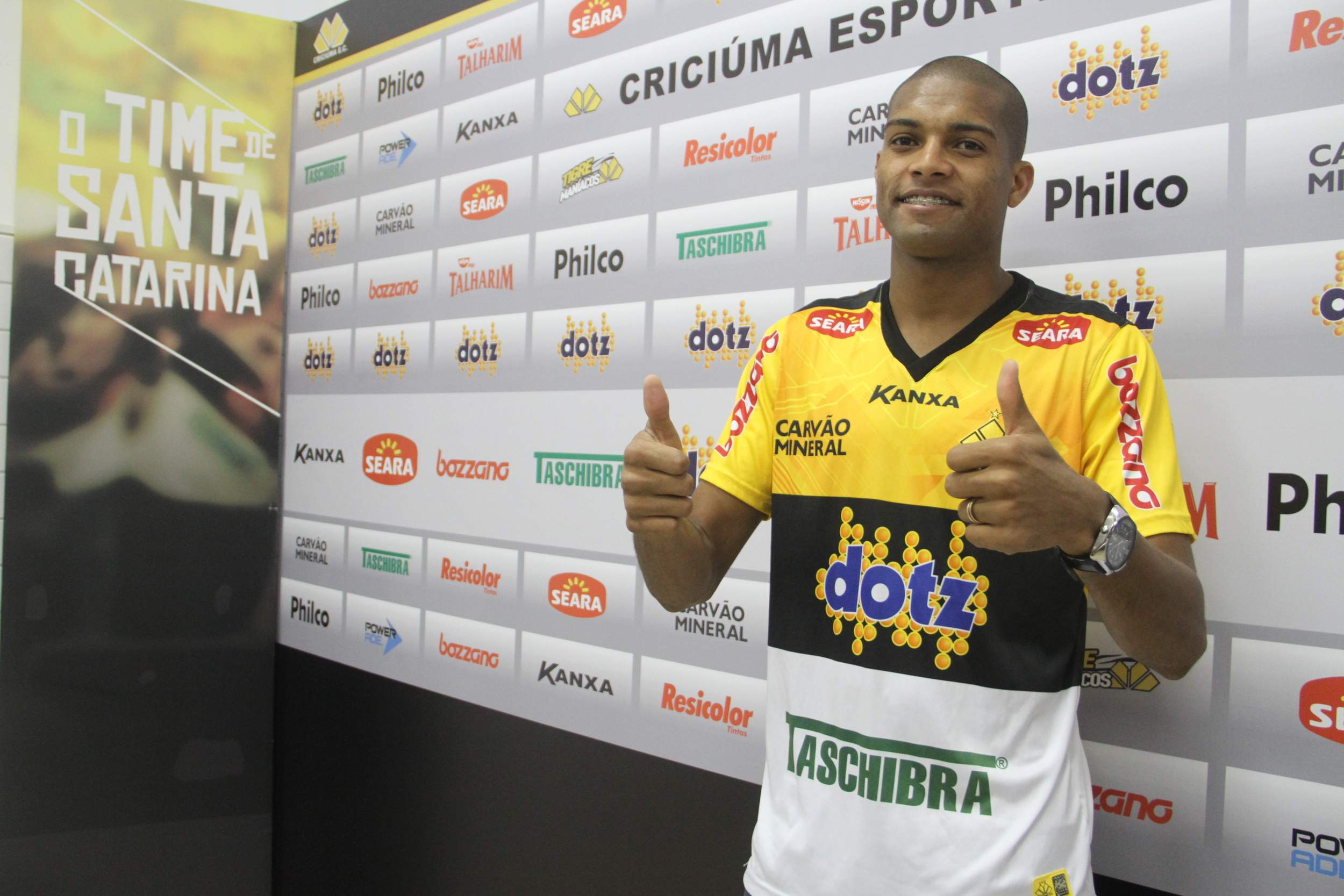 Criciúma contrata lateral Maicon