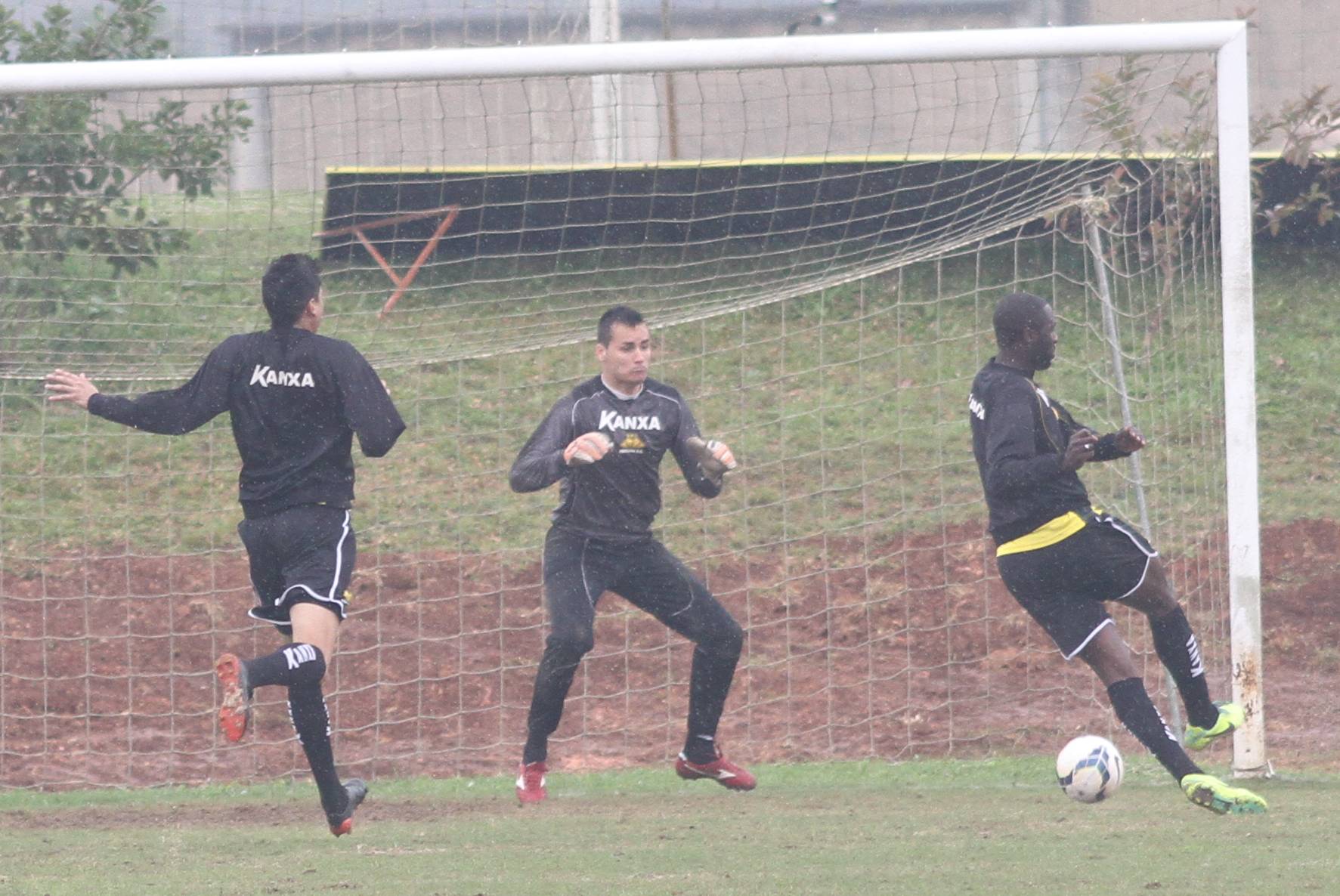 Jogadores treinam finalização no CT
