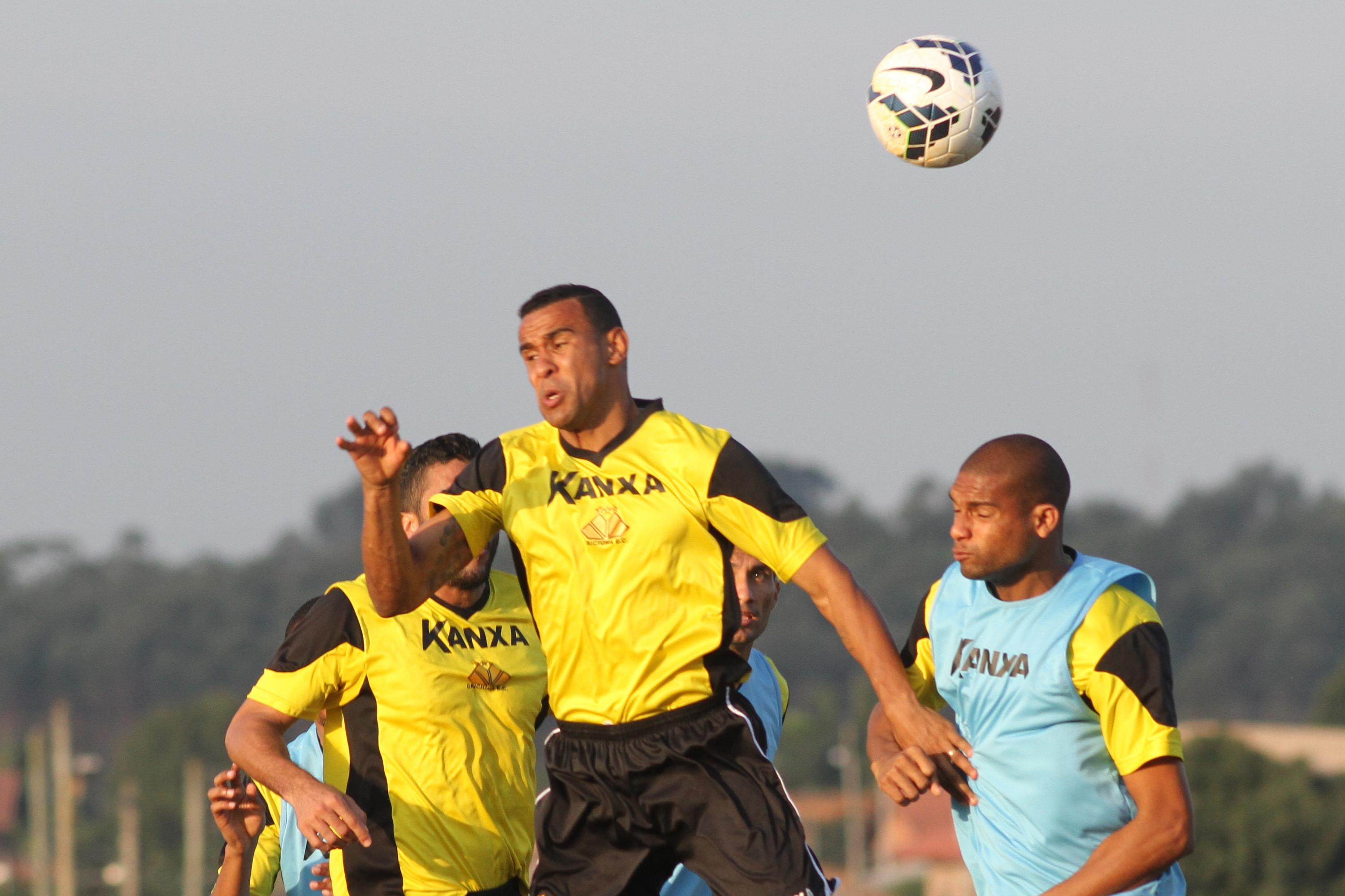 Criciúma treina bolas paradas