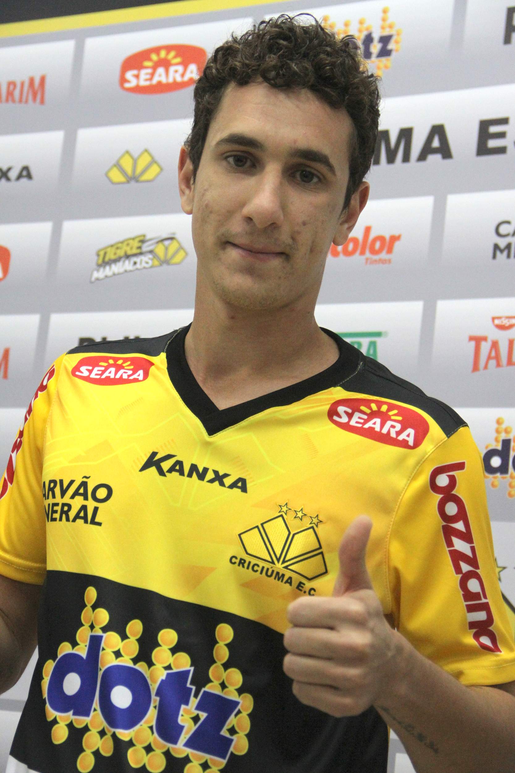 Criciúma apresenta o meia Higor