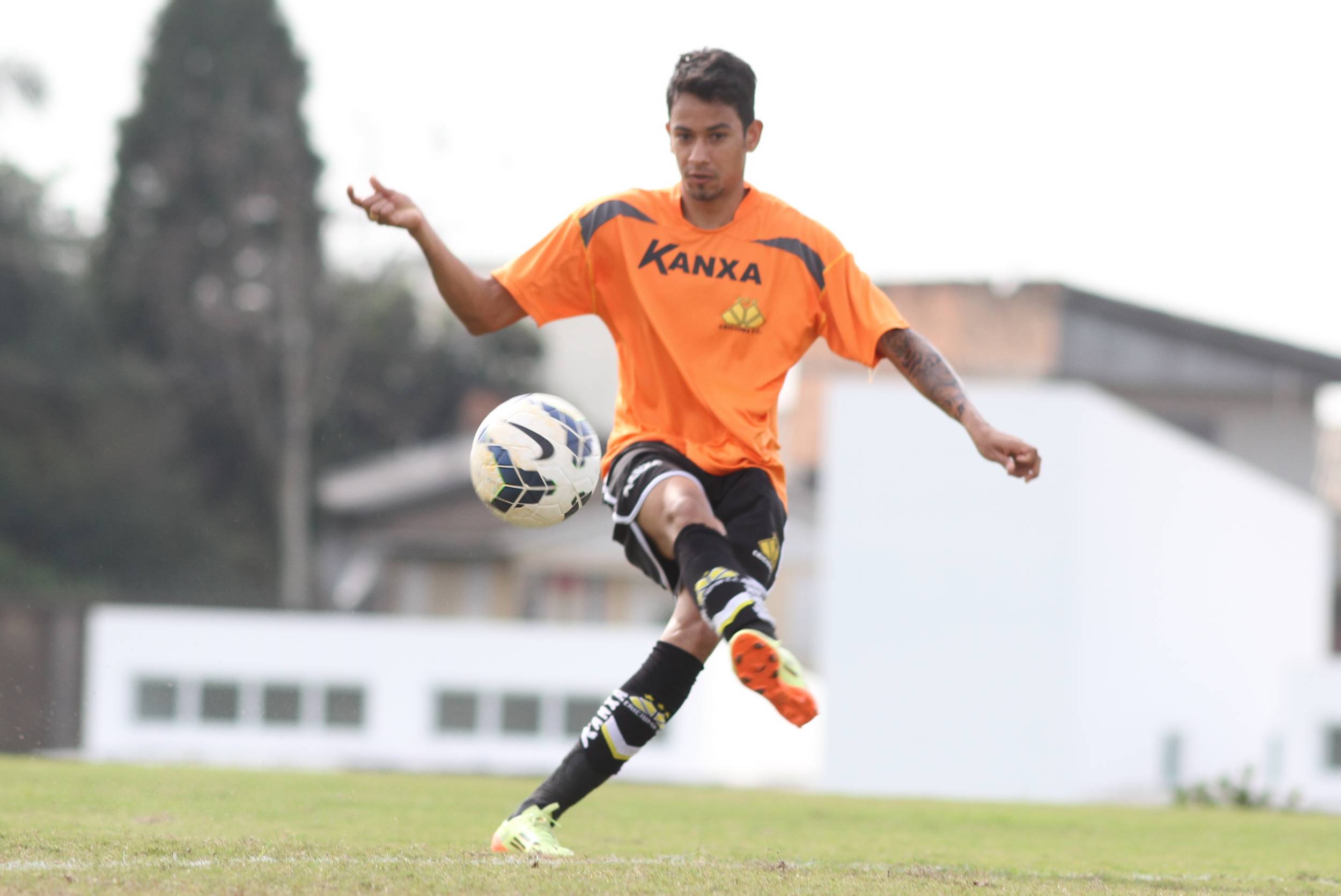 Treino forte de finalização no Tigre