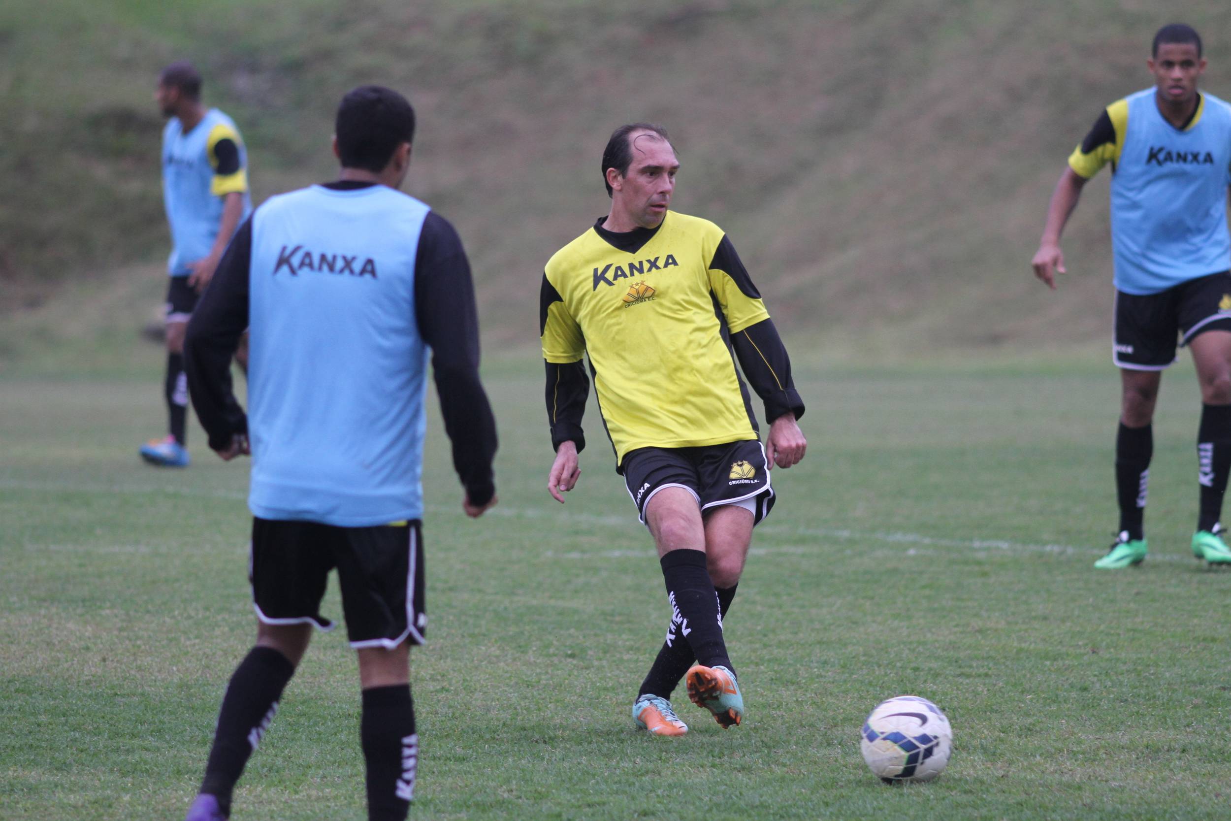 Wagner Lopes orienta trabalho tático