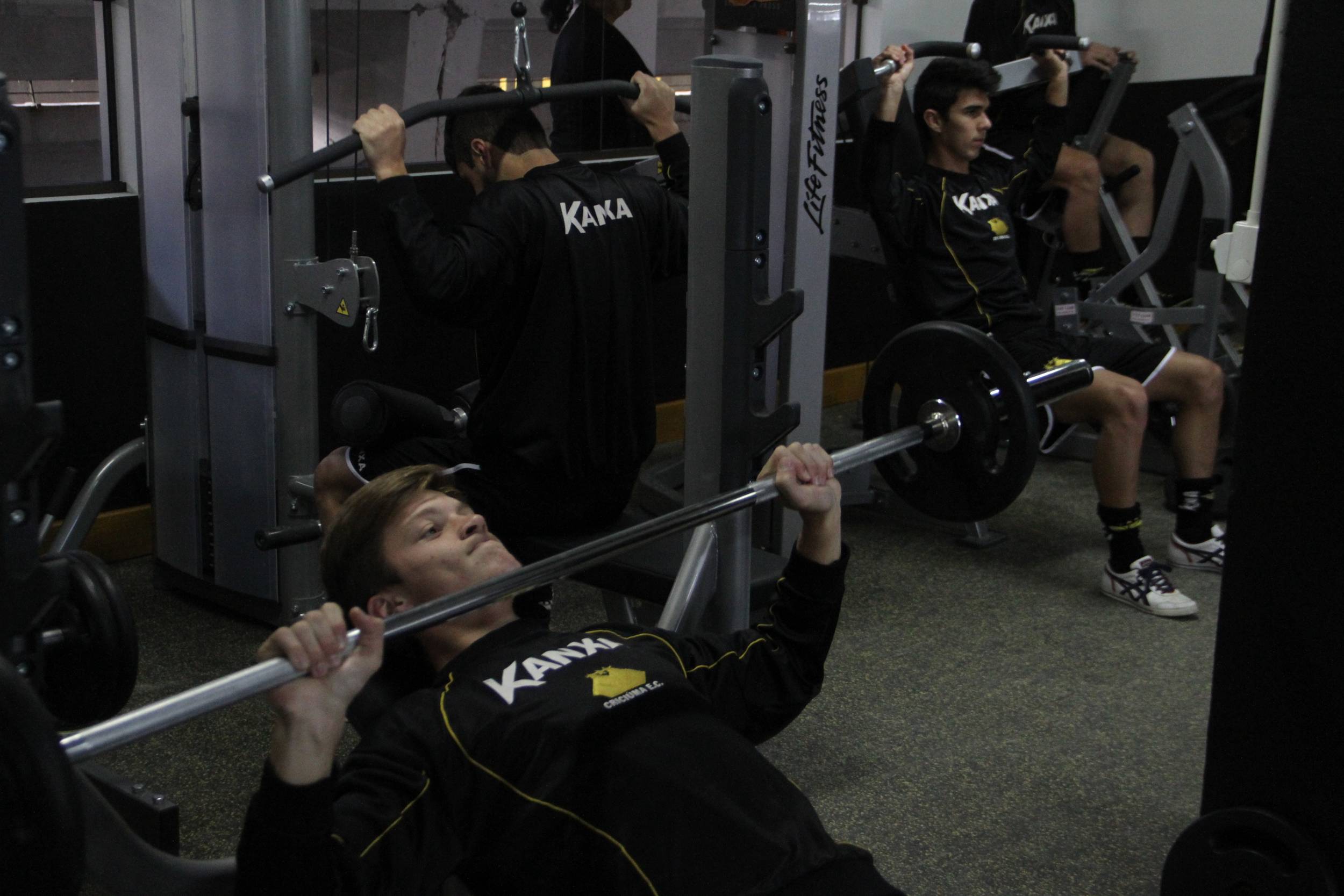 Sub-20 tricolor faz treino físico na academia