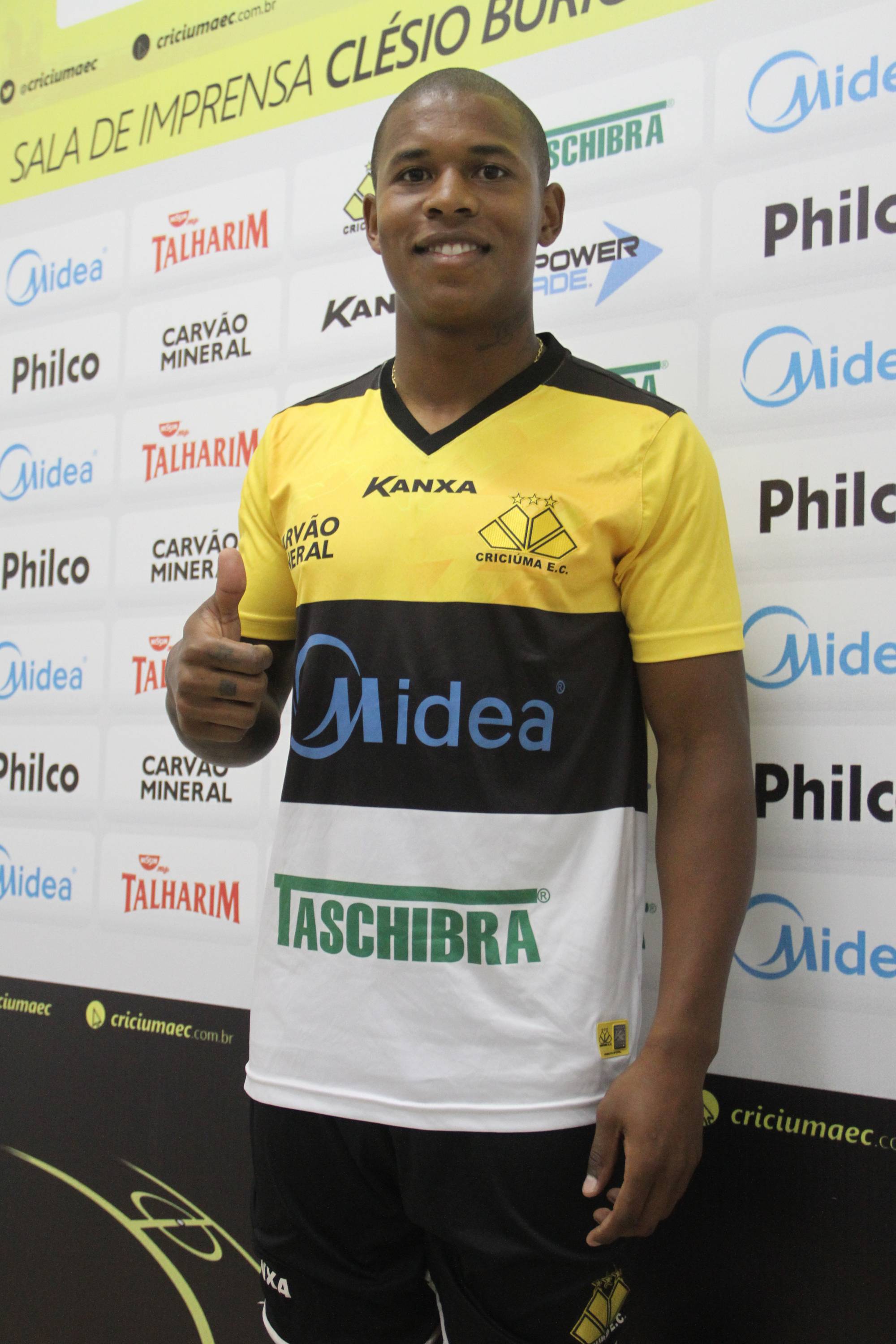 Criciúma contrata lateral direito