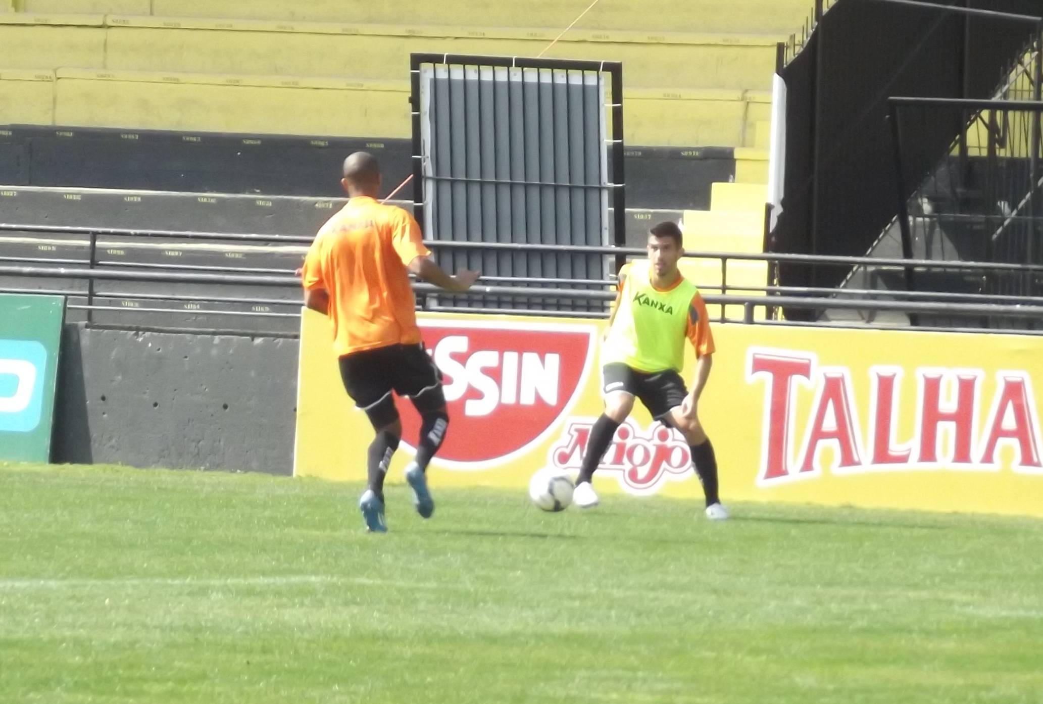Criciúma realiza treino no Heriberto Hülse