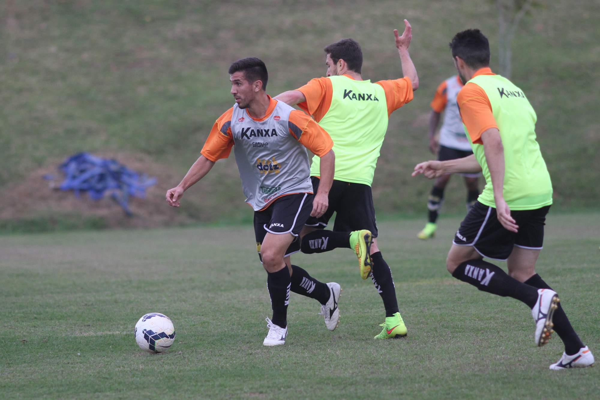 Grupo faz treino técnico tático no CT