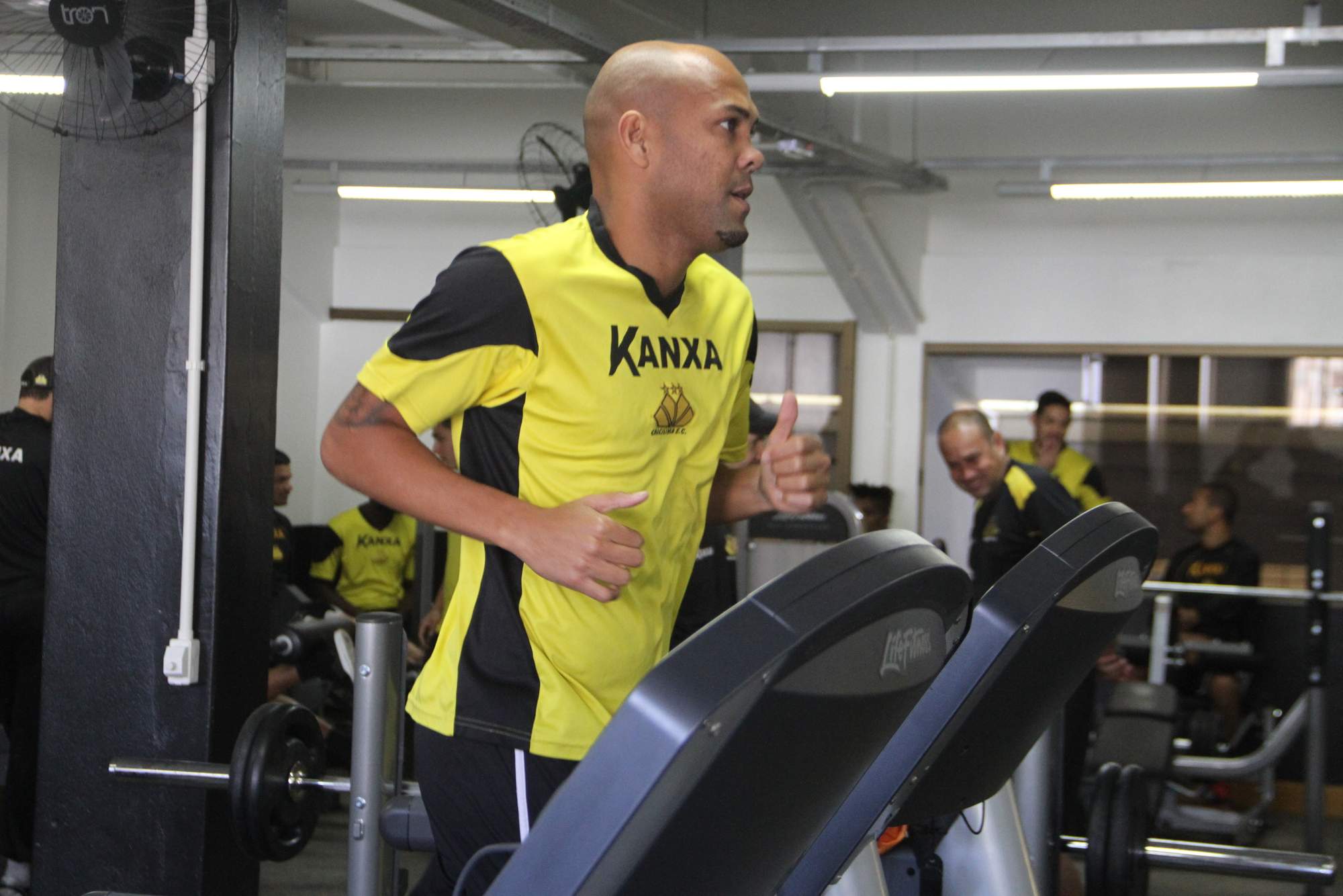 Trabalho de força na academia do HH