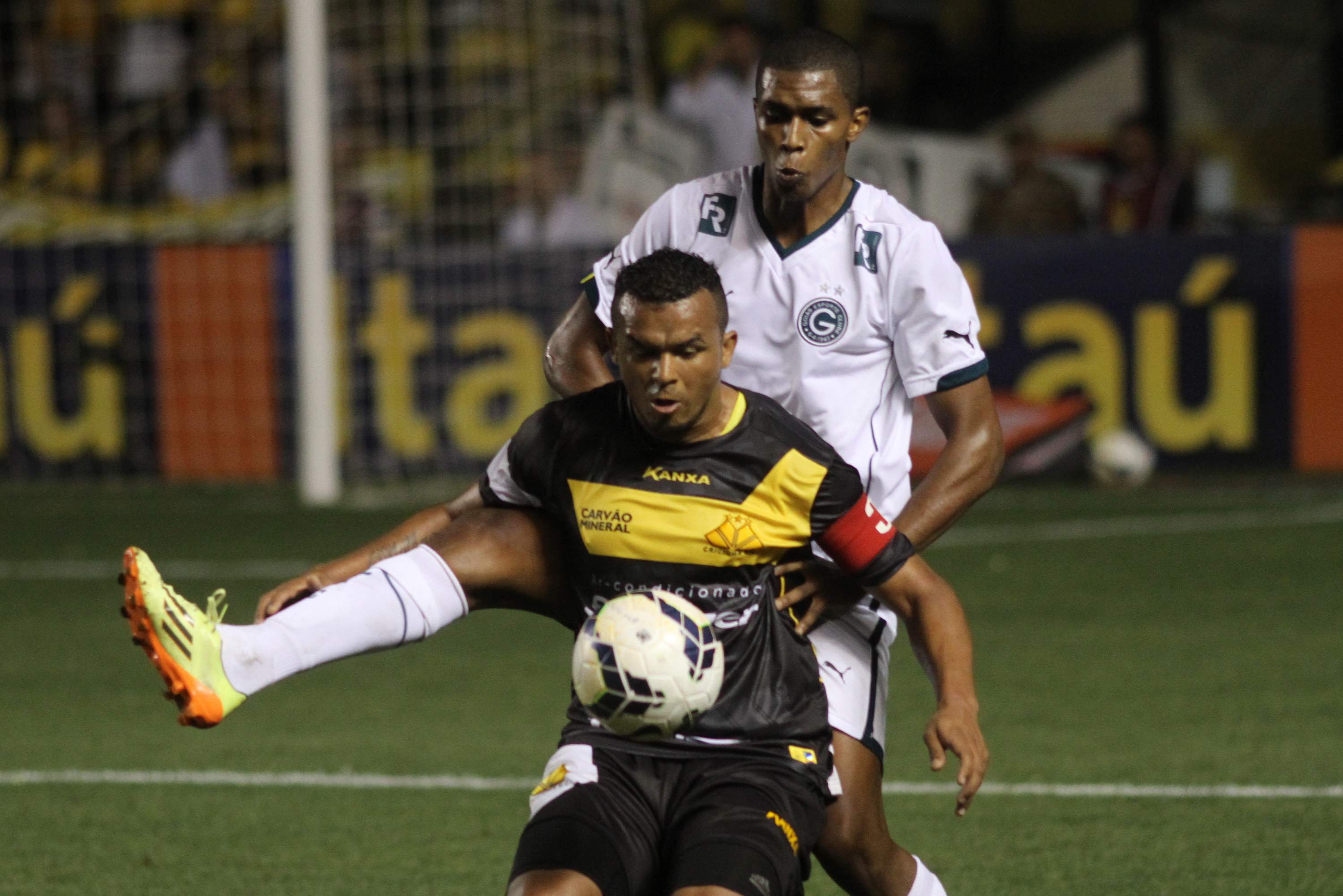 Criciúma vence o Goiás no Heriberto Hülse