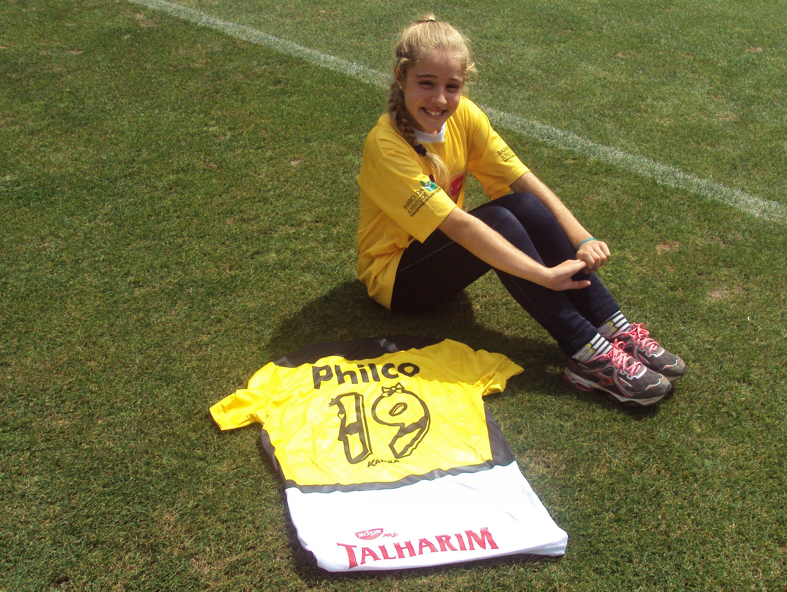 Torcedora desenha a numeração do uniforme do Tigre
