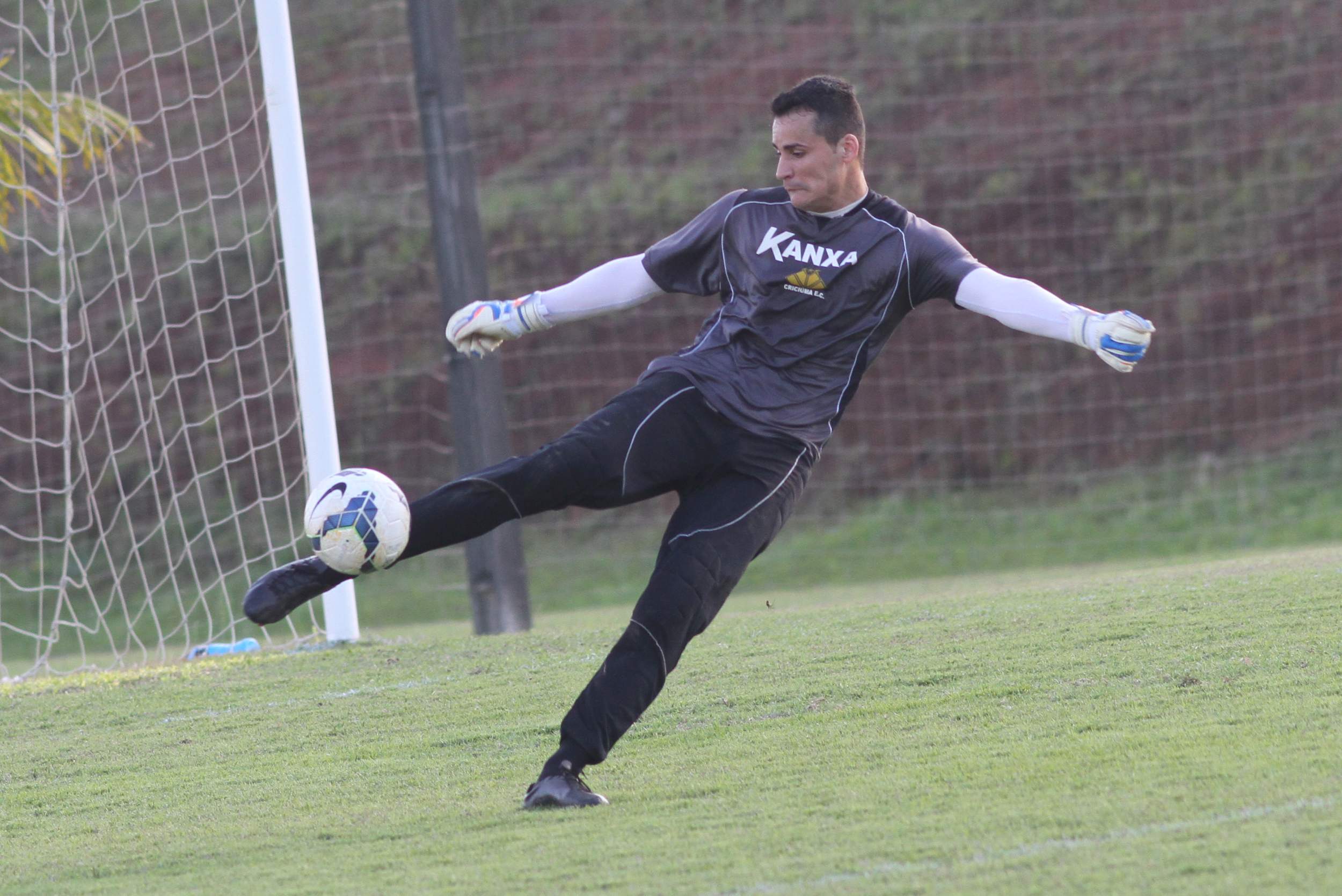 Dal Pozzo promove treino tático e faz ajustes