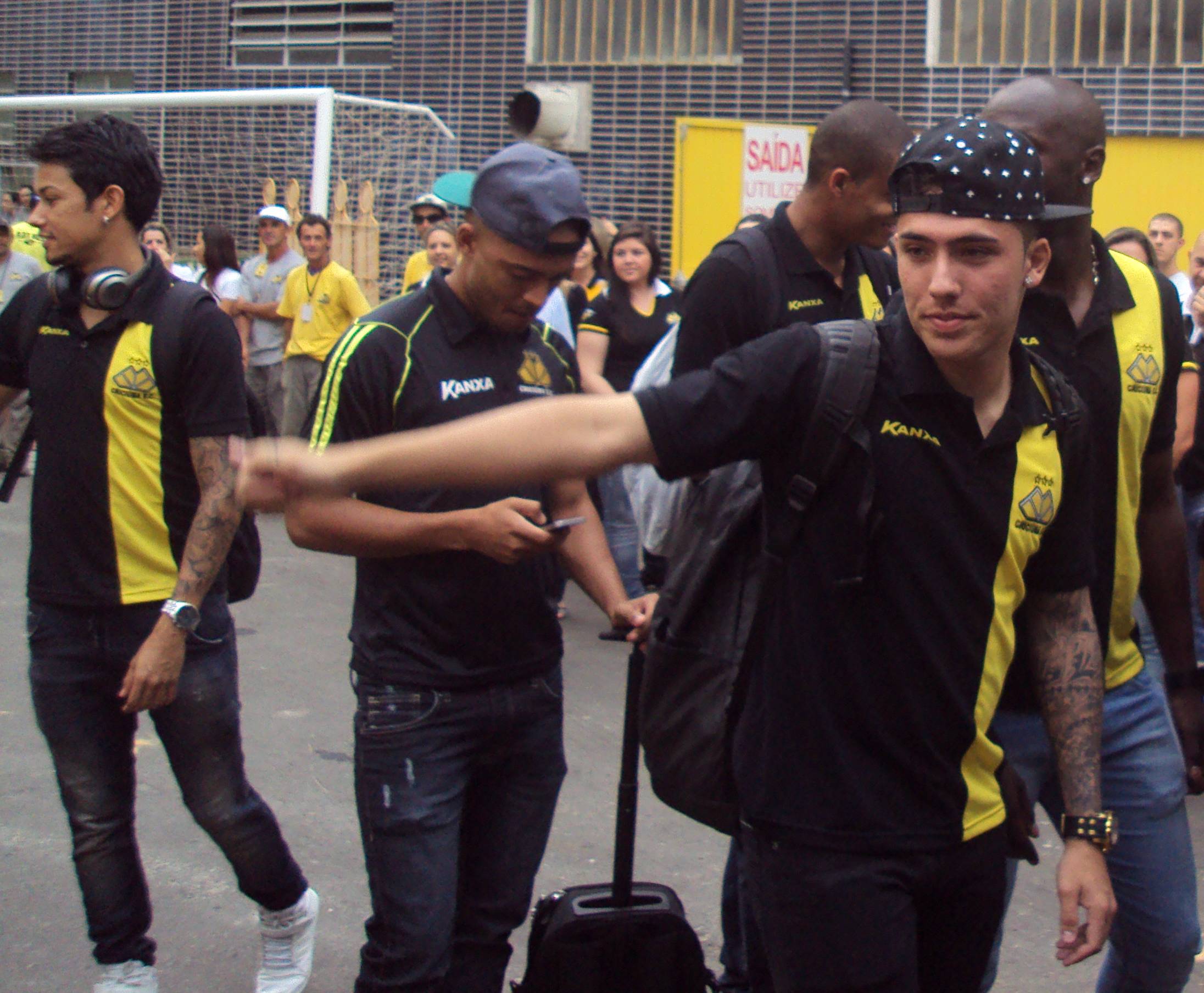 Atletas recebem apoio no embarque para o RJ 