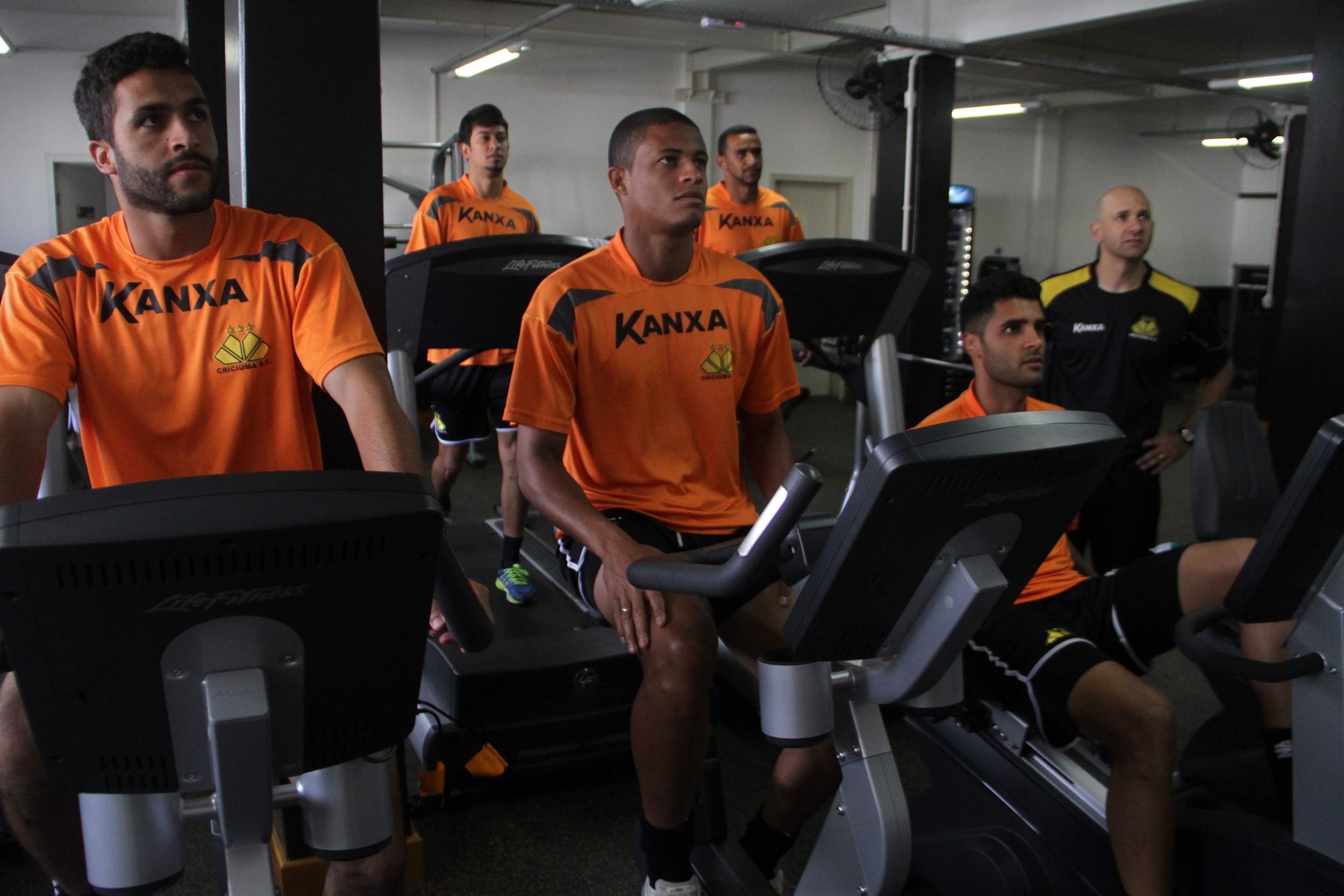 Elenco do Tigre treina na academia e no CT