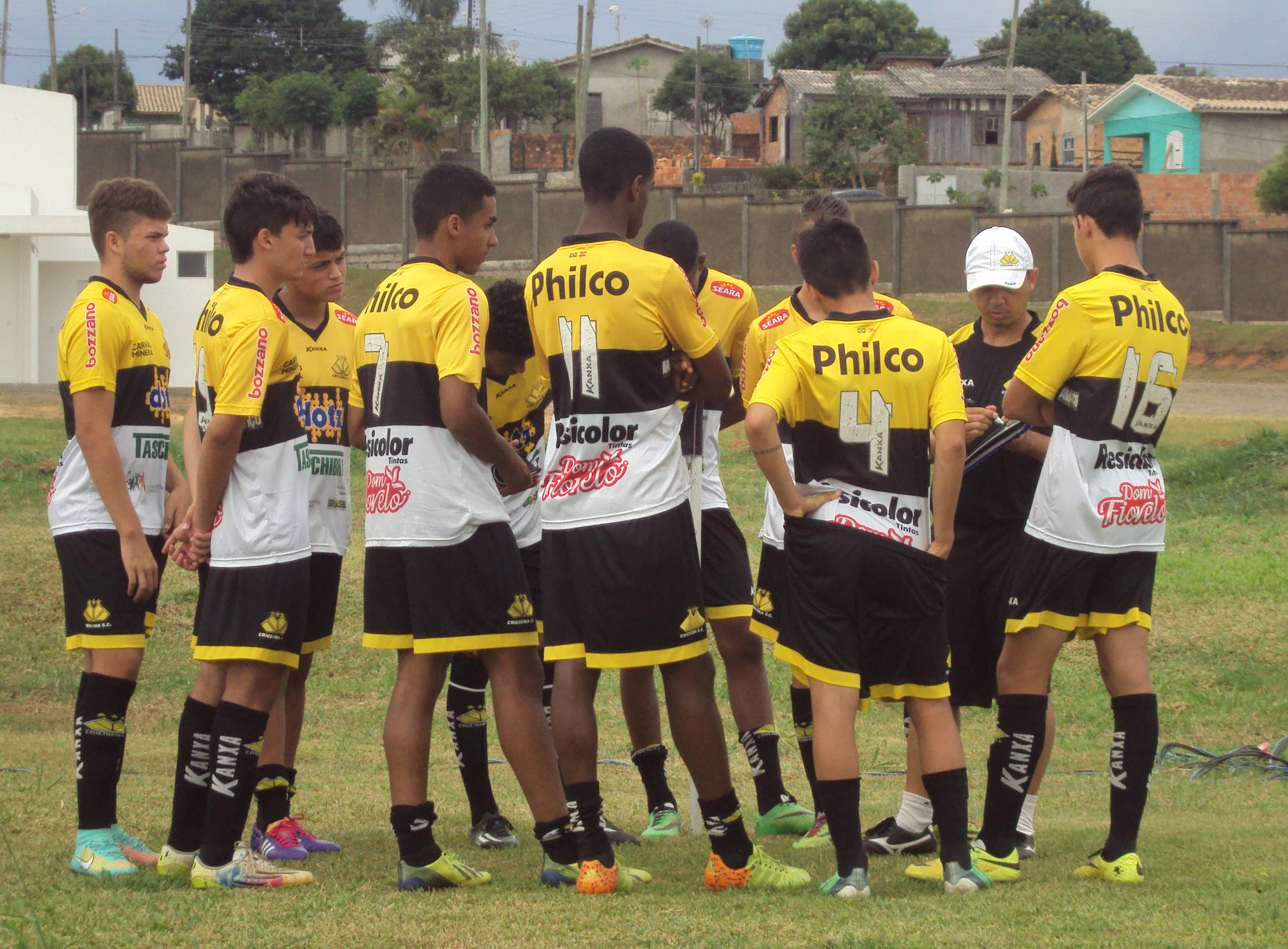 Base do Tigre vence e empata