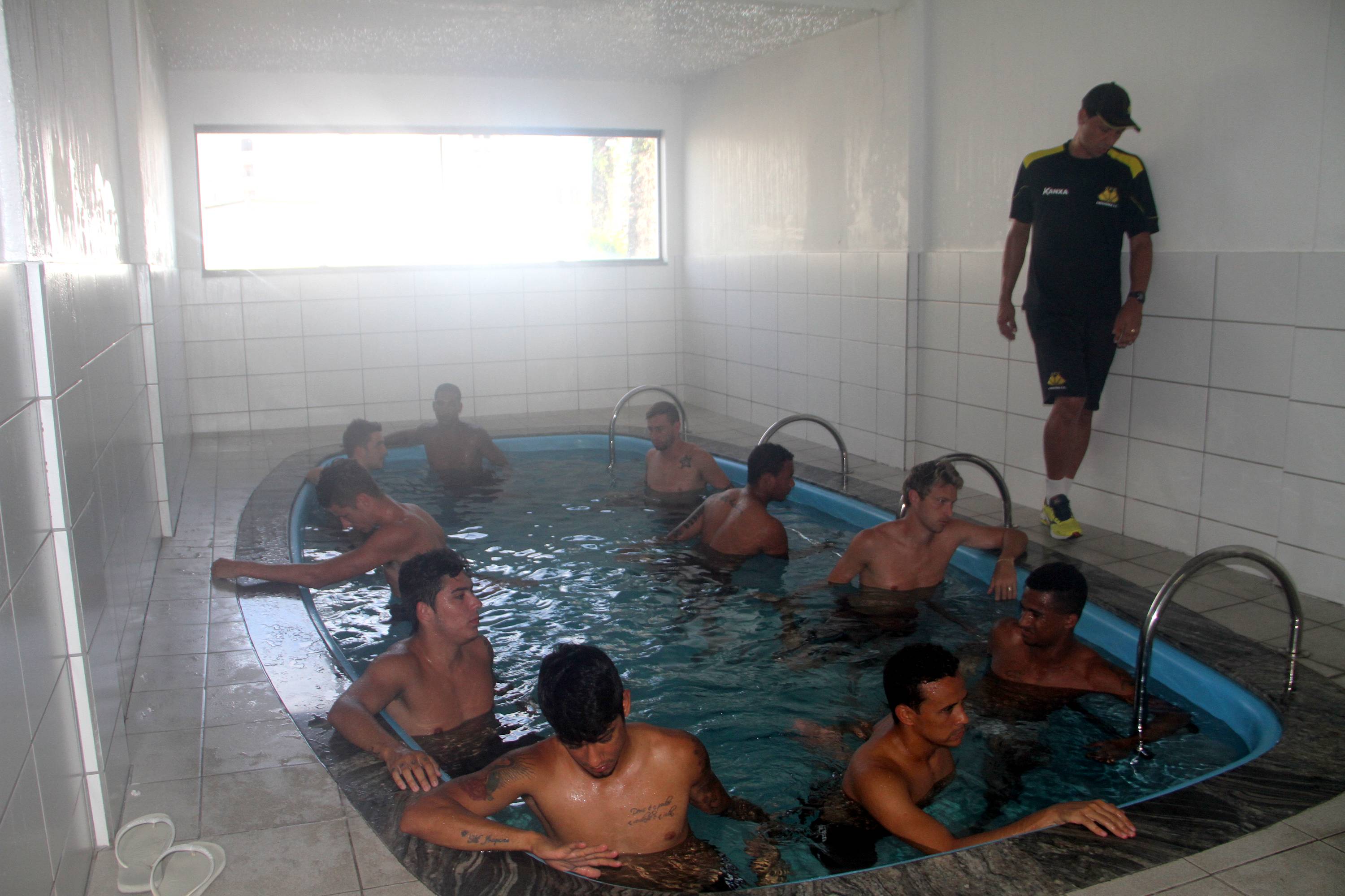 Criciúma faz treino de recuperação na piscina