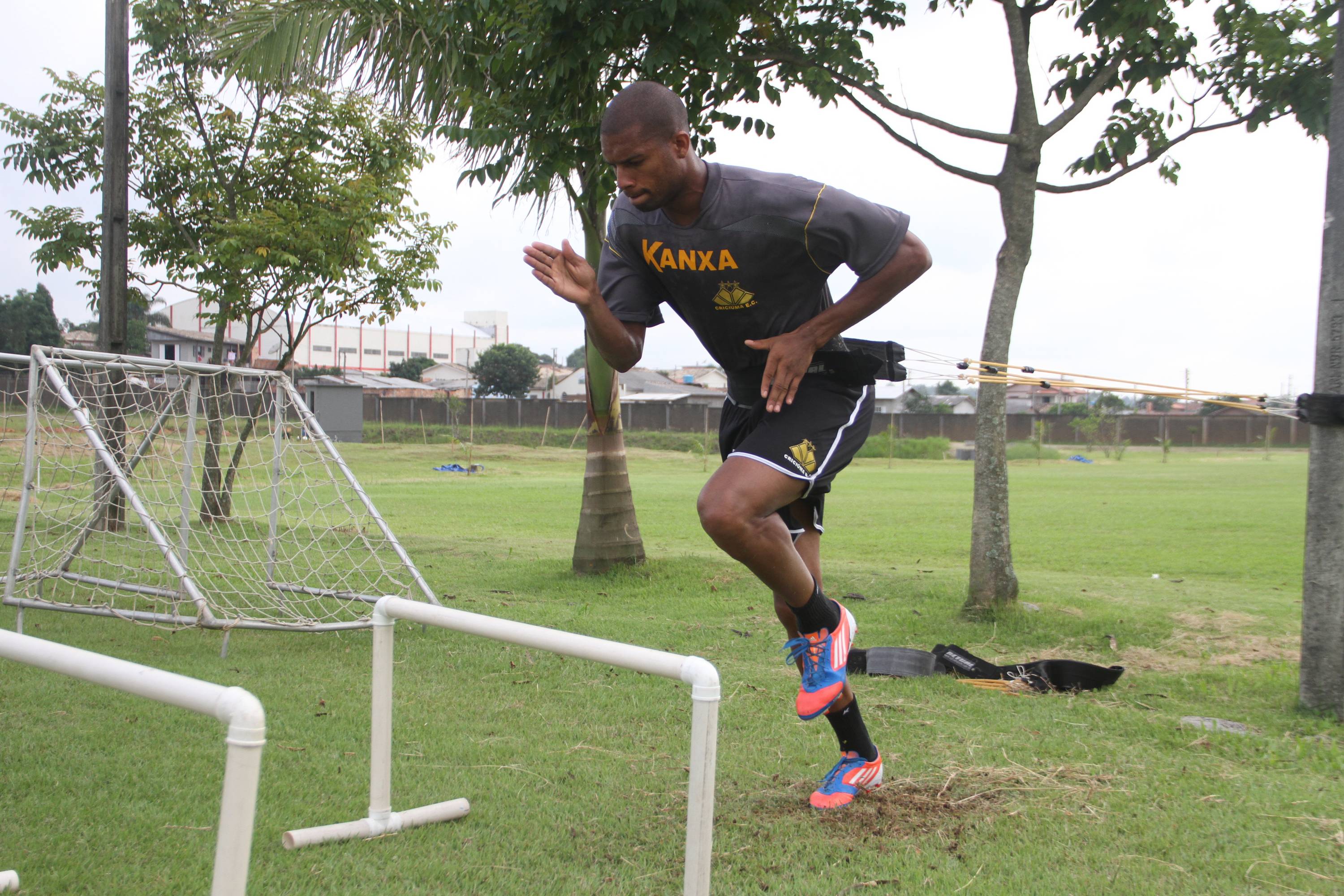 Atletas do Tigre fazem treino de força no CT