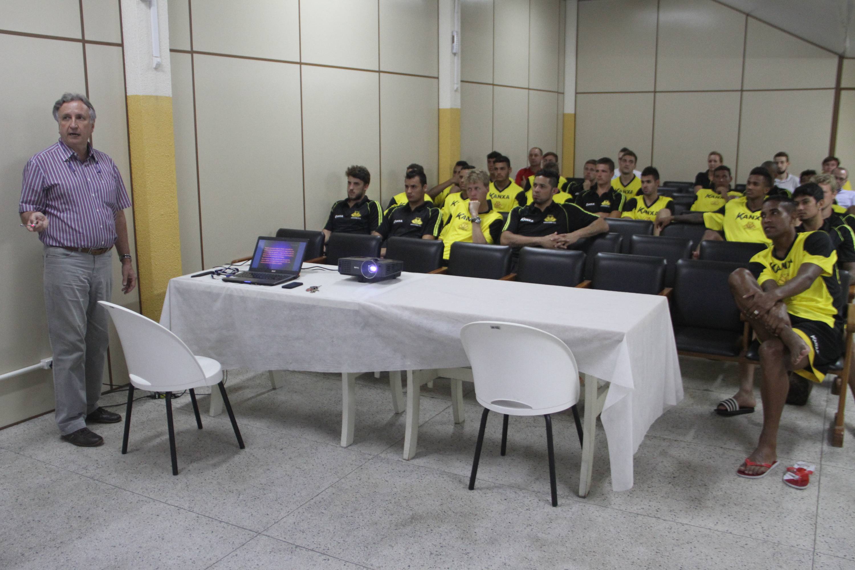 Atletas acompanham palestra sobre doping