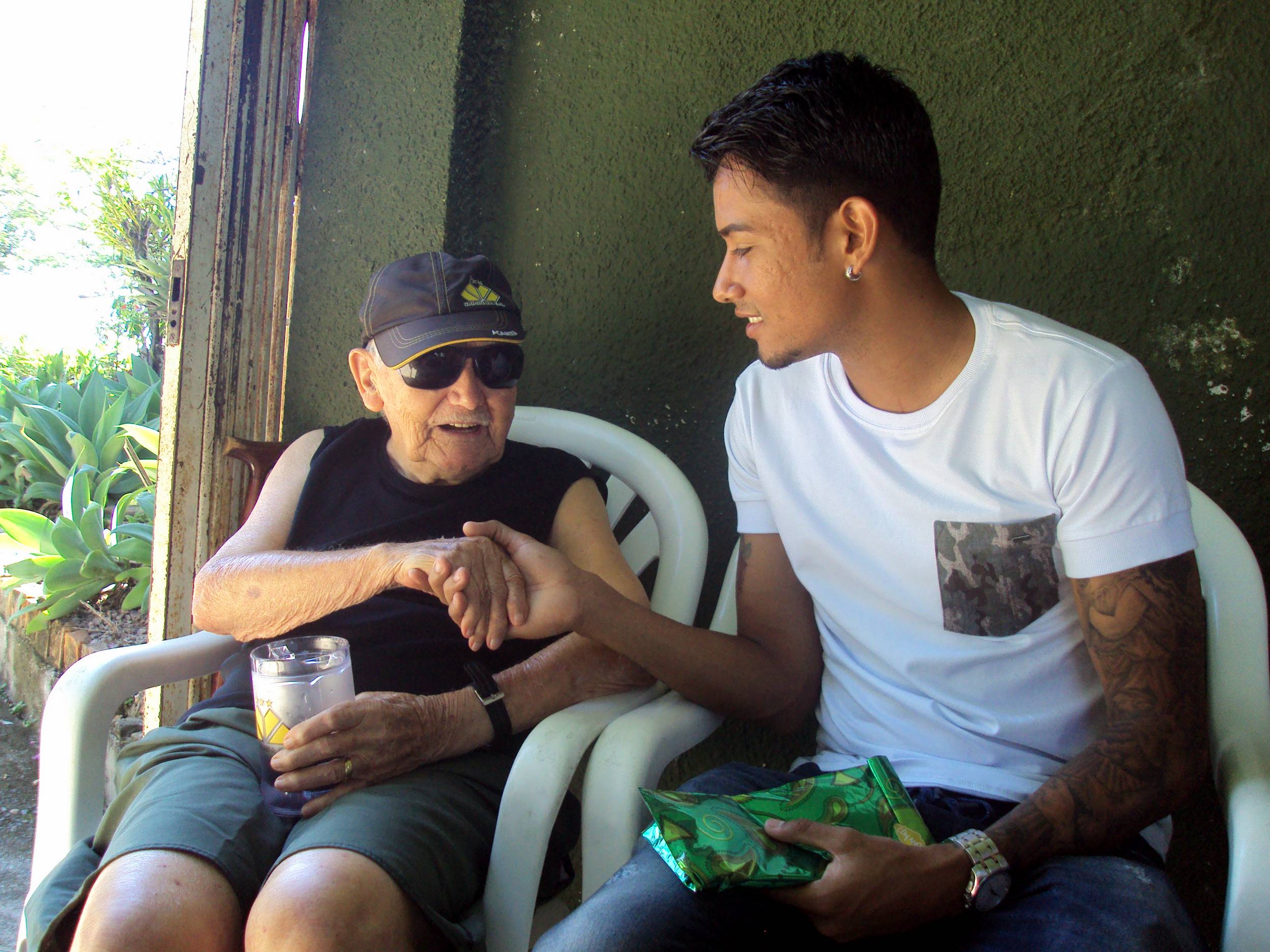 Atacante Lucca visita torcedor do Tigre 