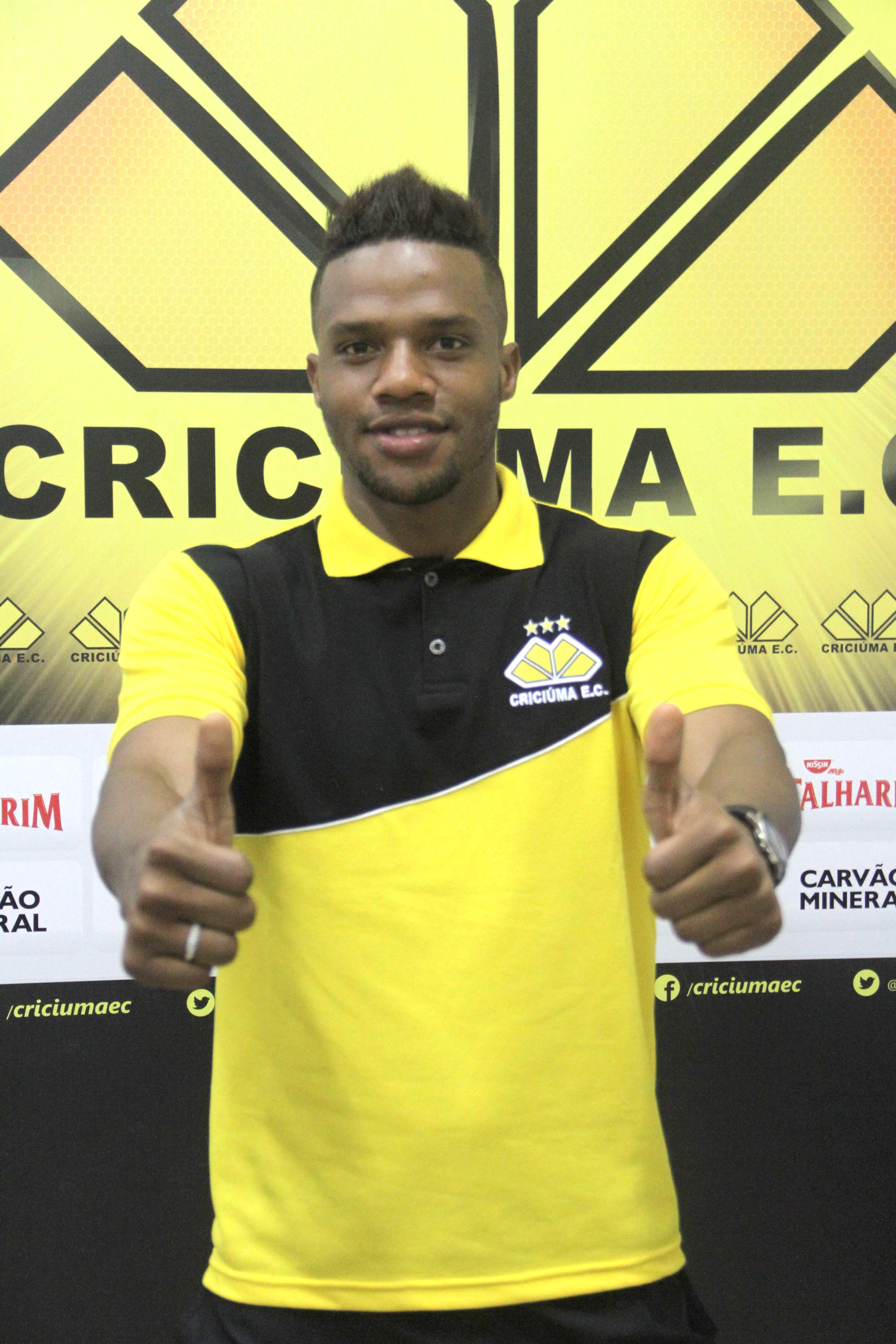 Tigre apresenta atacante Perea