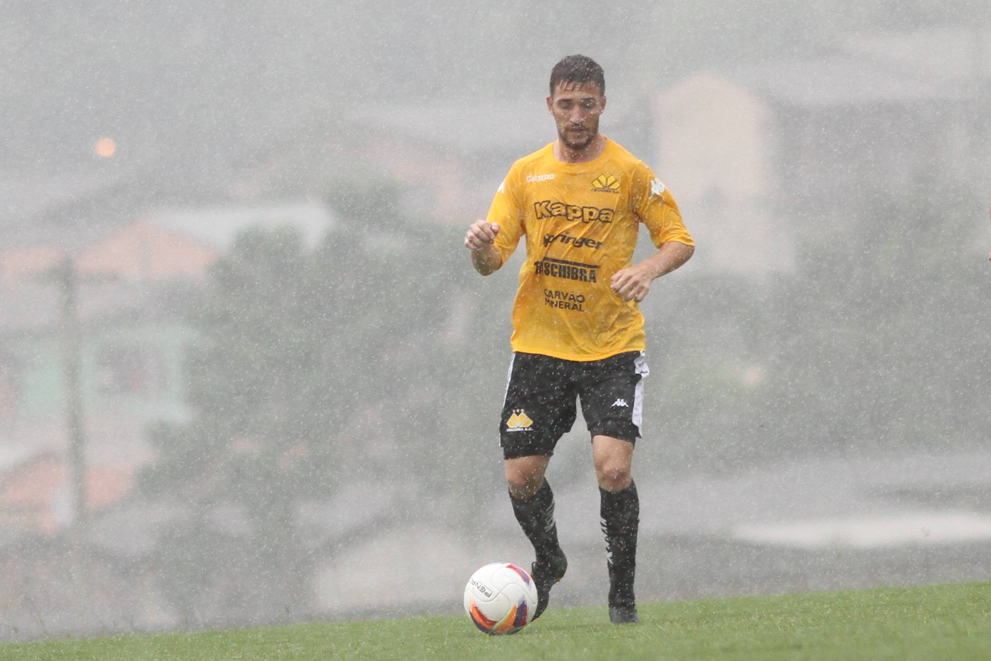 Com forte chuva, Tigre faz coletivo no CT
