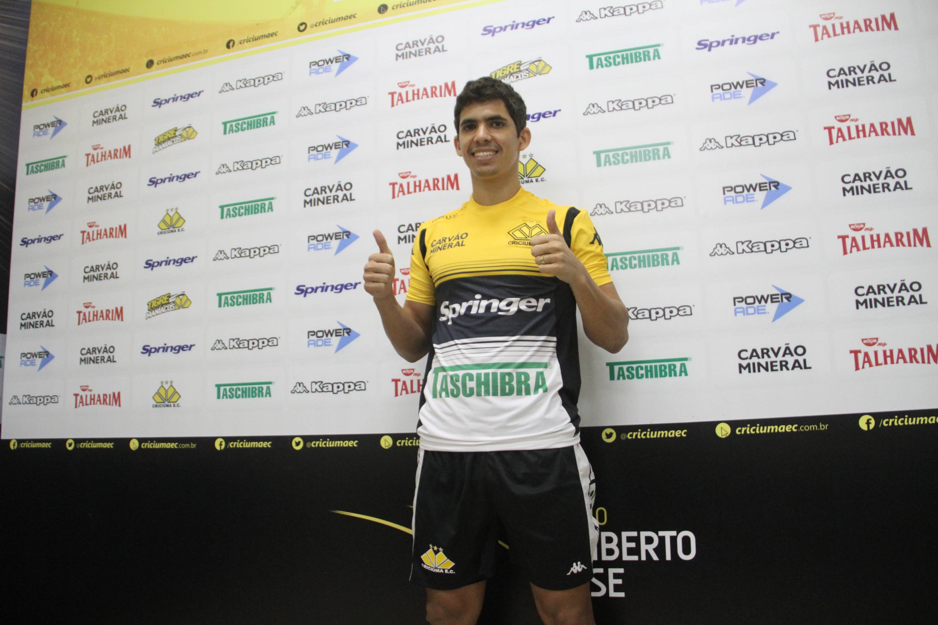 Tigre apresenta meia Natan