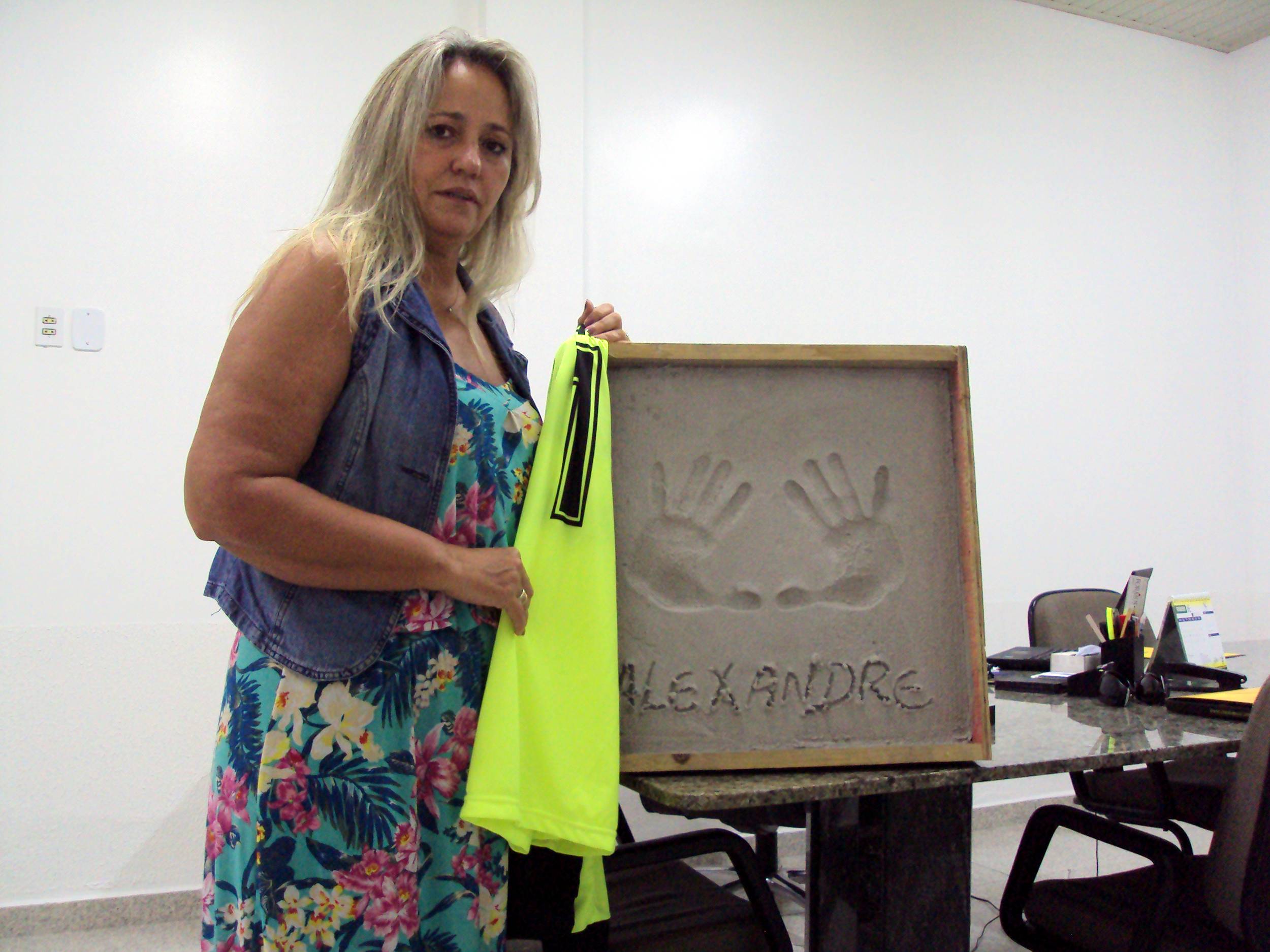 Tigre entrega camisa e pôster para a família de Alexandre