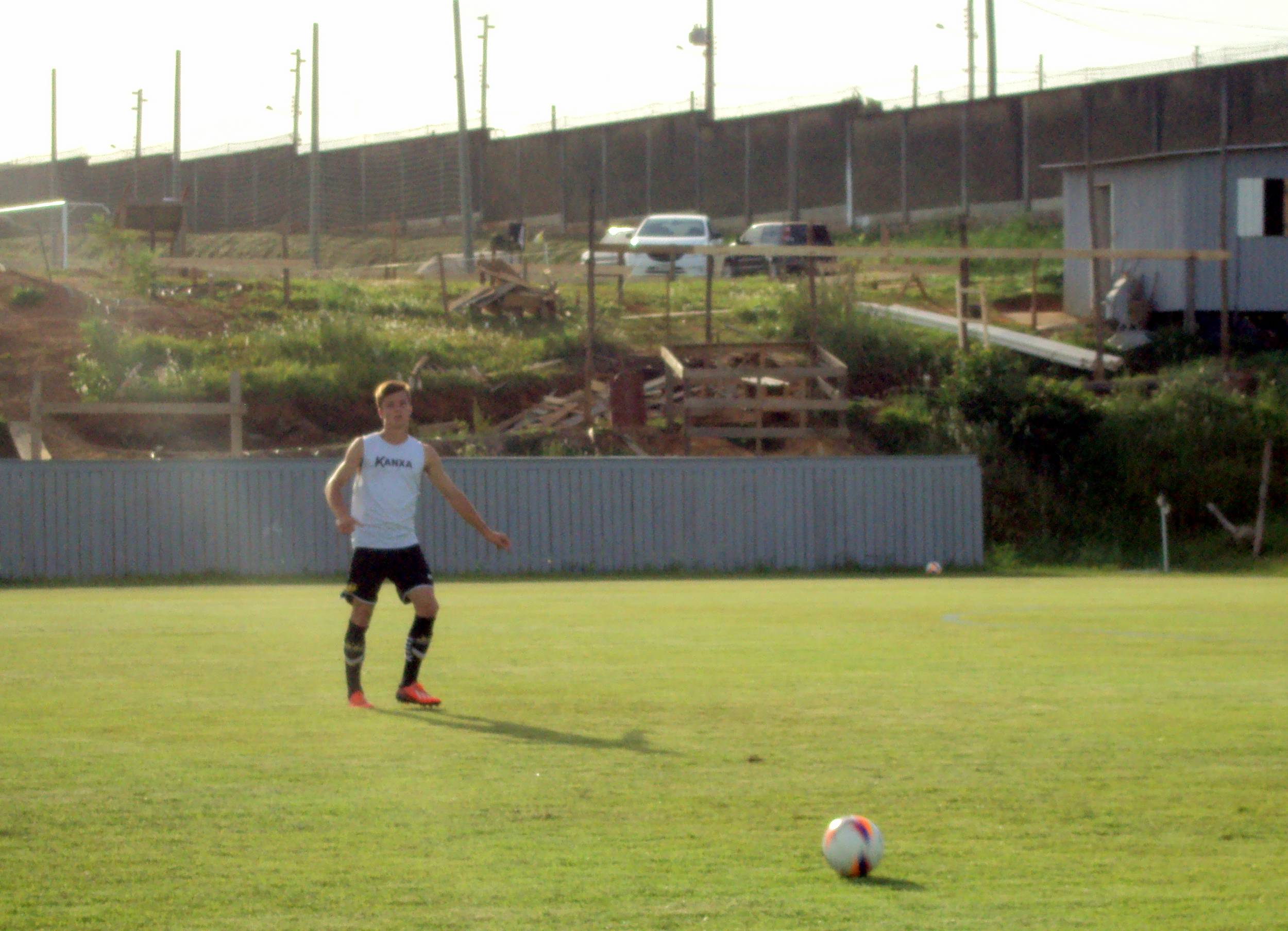 Sub-20 realiza coletivo com o profissional