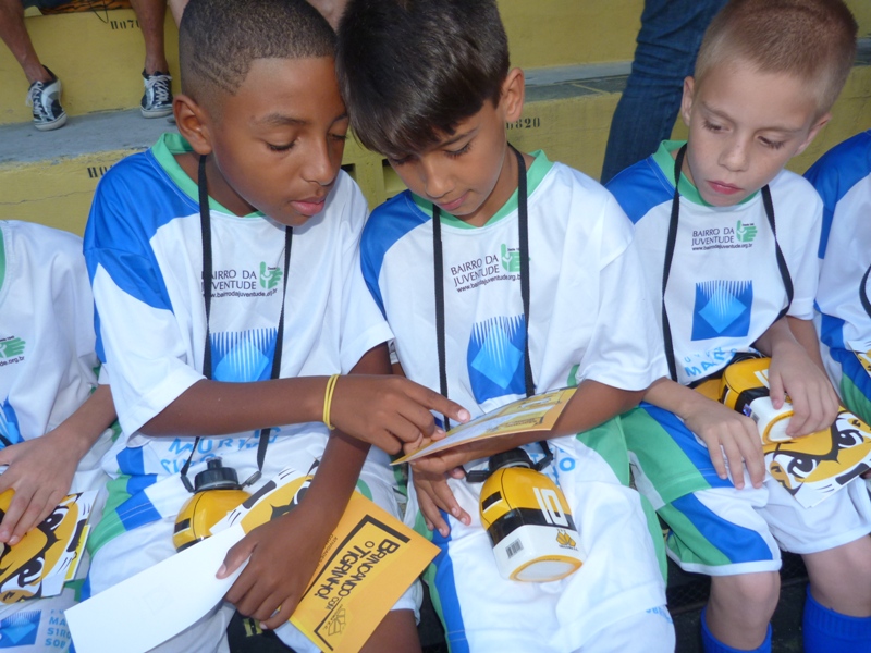 Crianças do Bairro da Juventude entregam flores