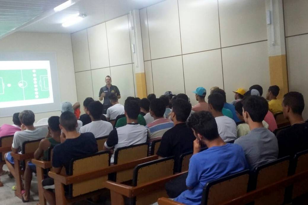 Jogadores da base acompanham palestras
