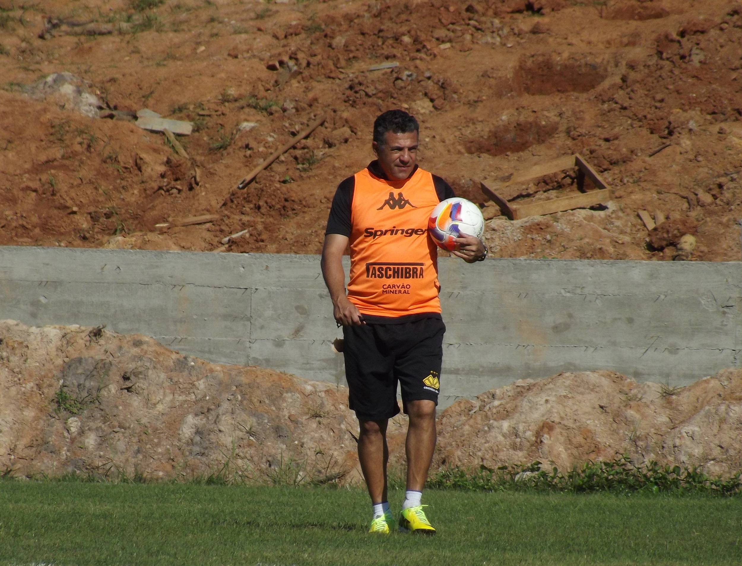 Tigre faz treino tático no CT