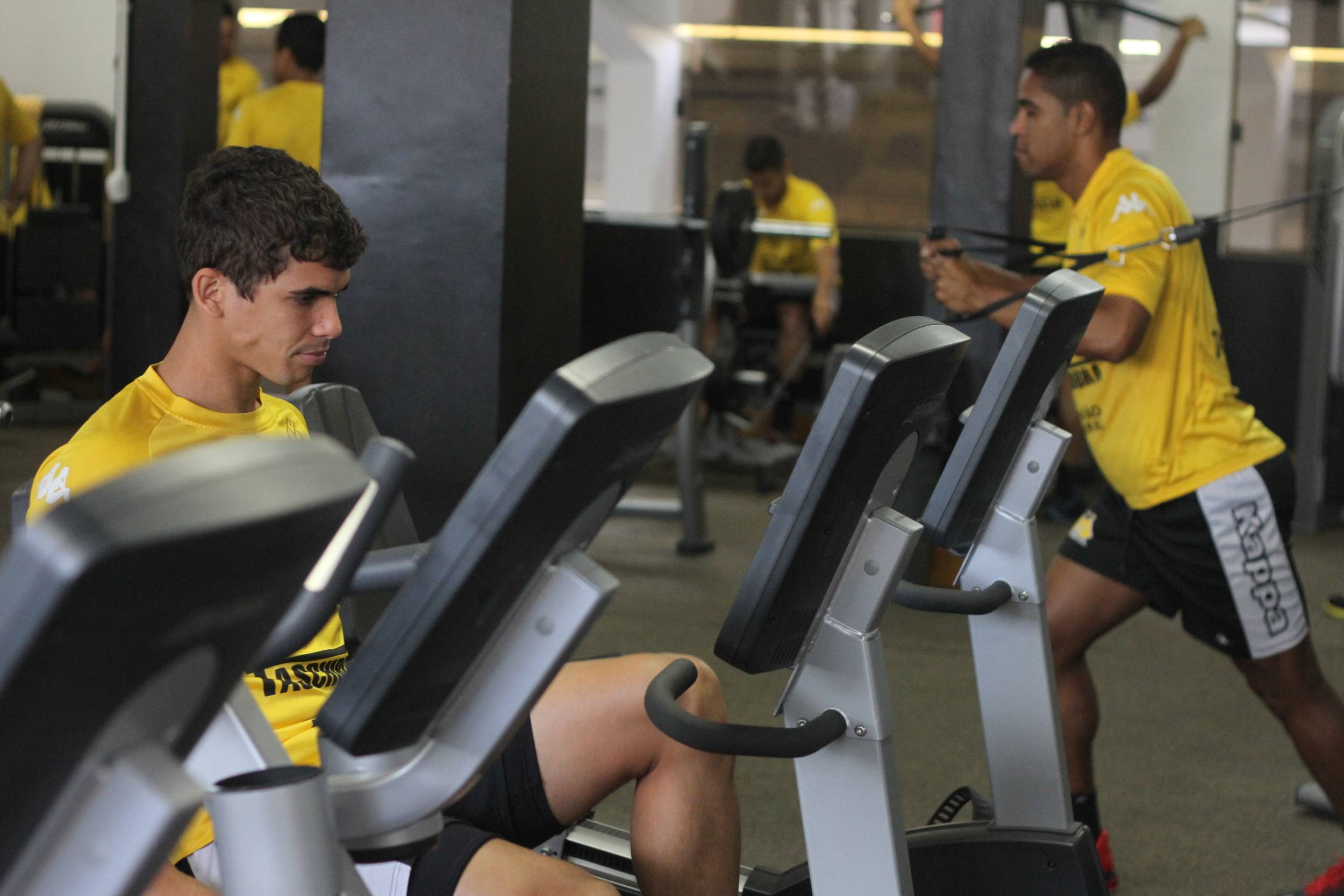 Tigre faz trabalho de força e técnico