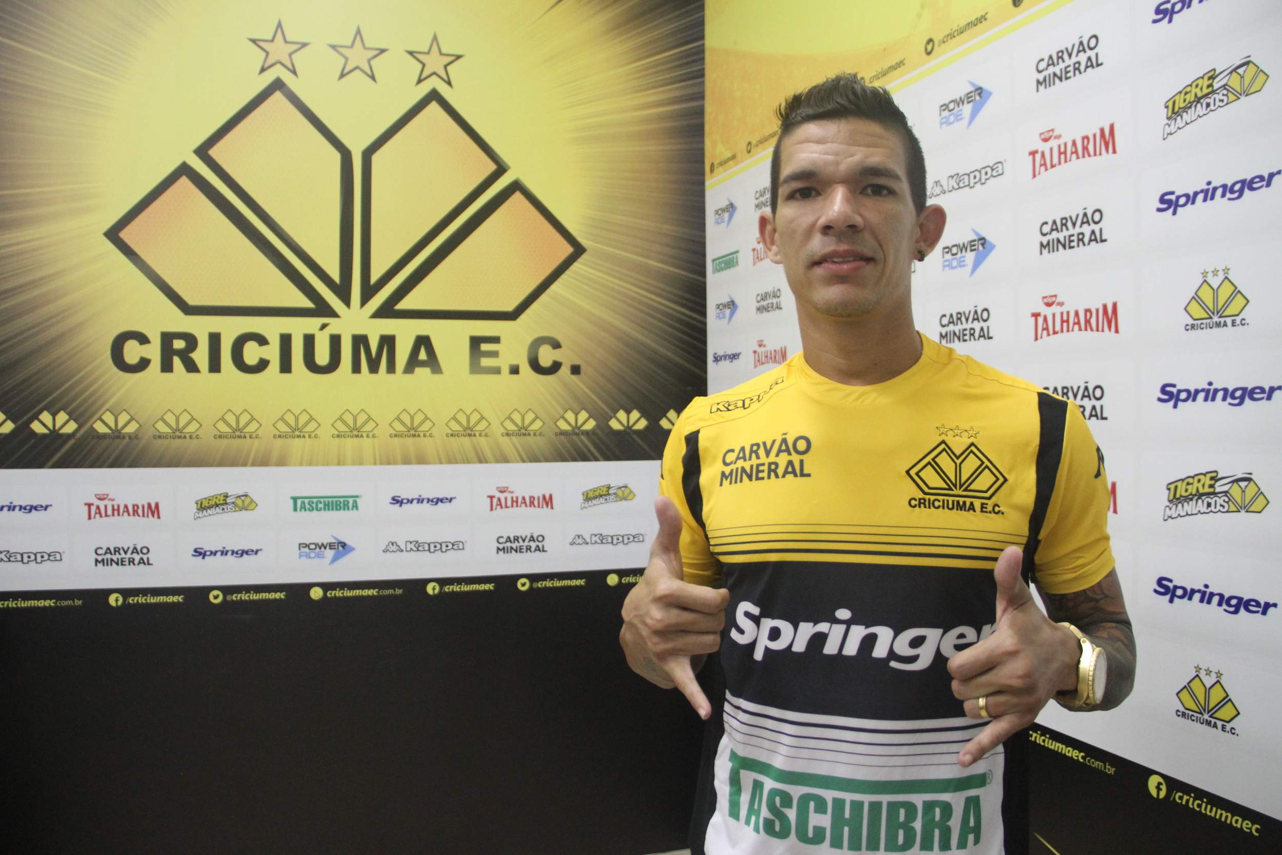 Meia é apresentado oficialmente no Tigre