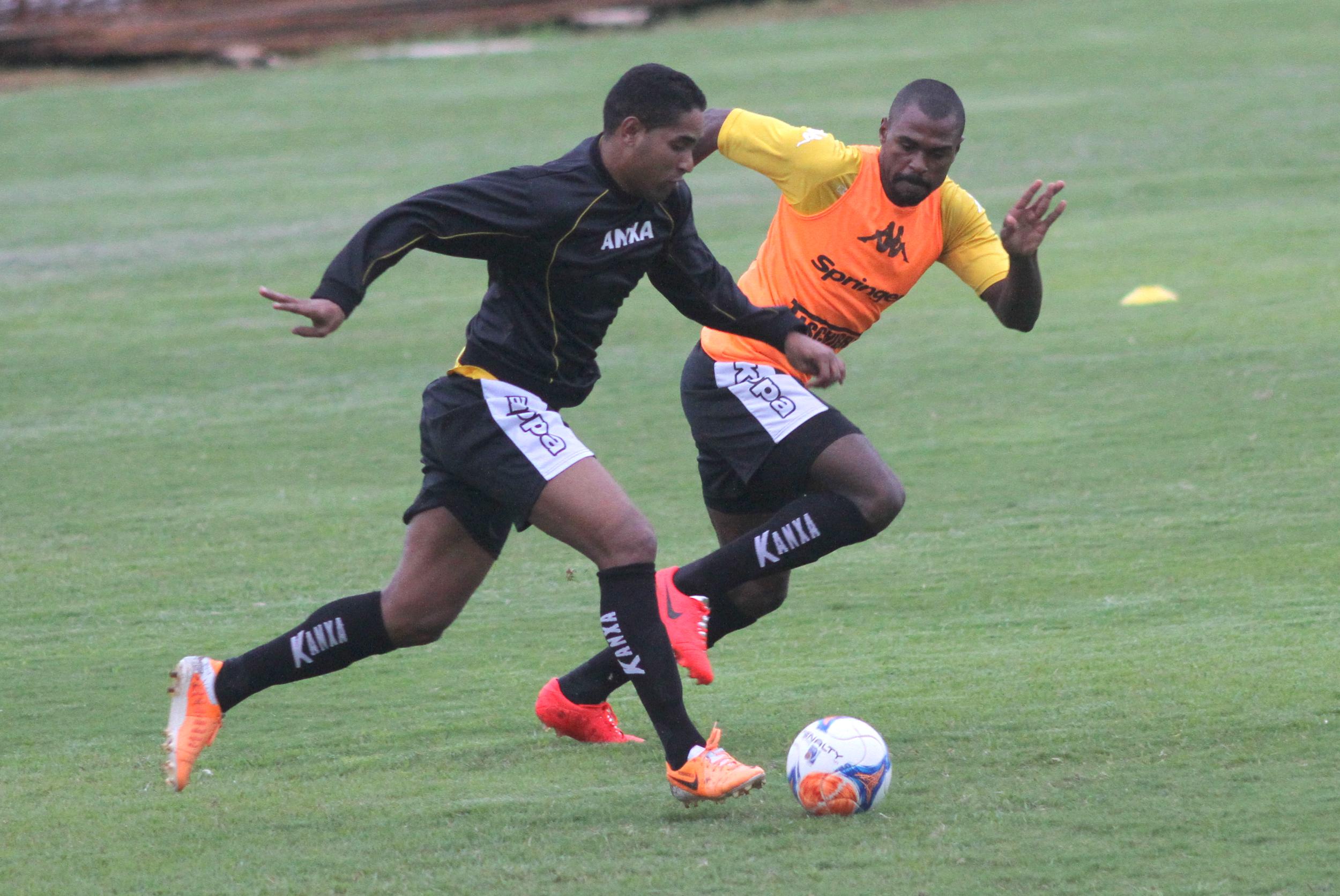 Treino de força e de chutes a gol no Tigre