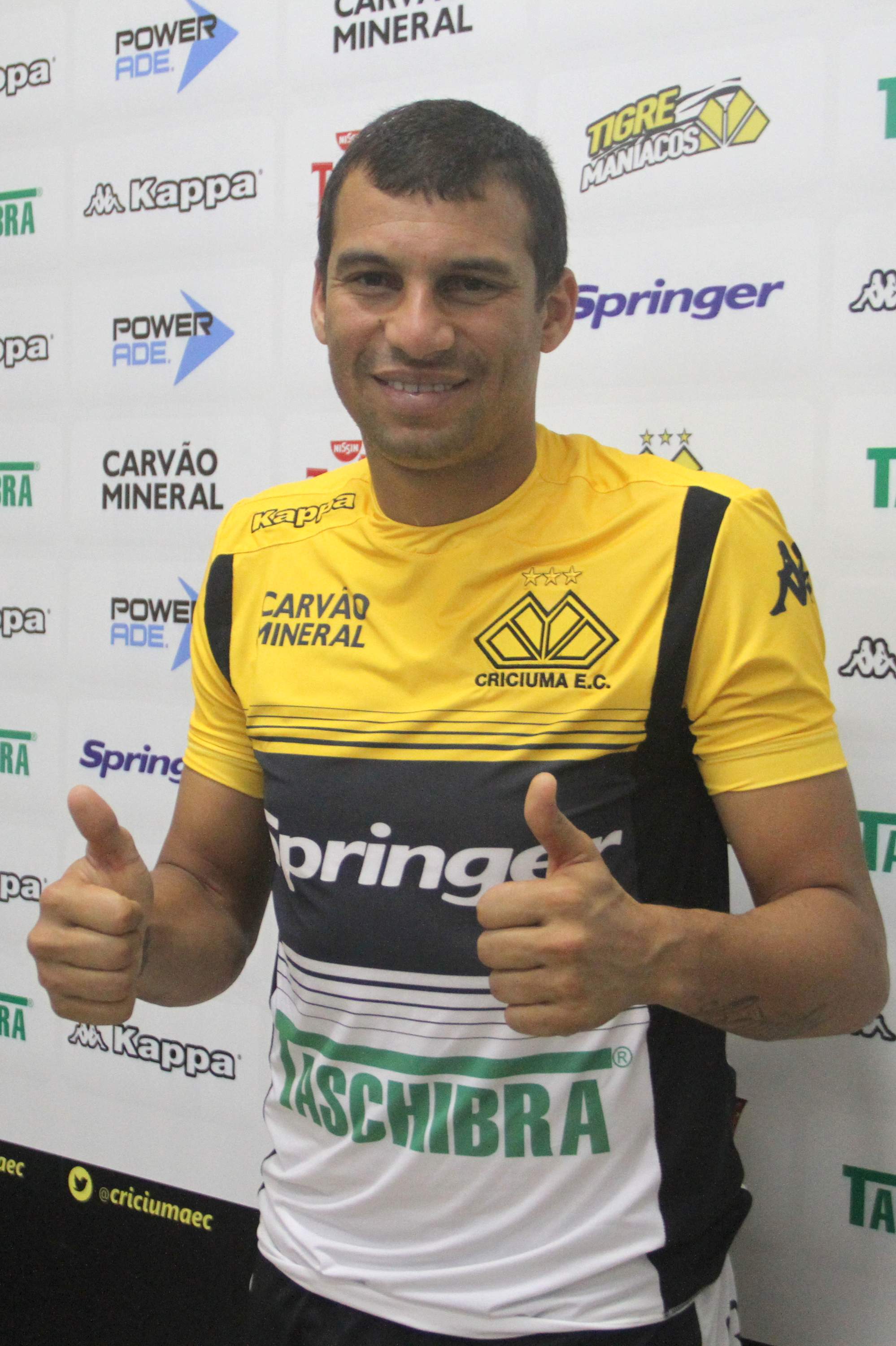 Tigre apresenta oficialmente Neto Baiano