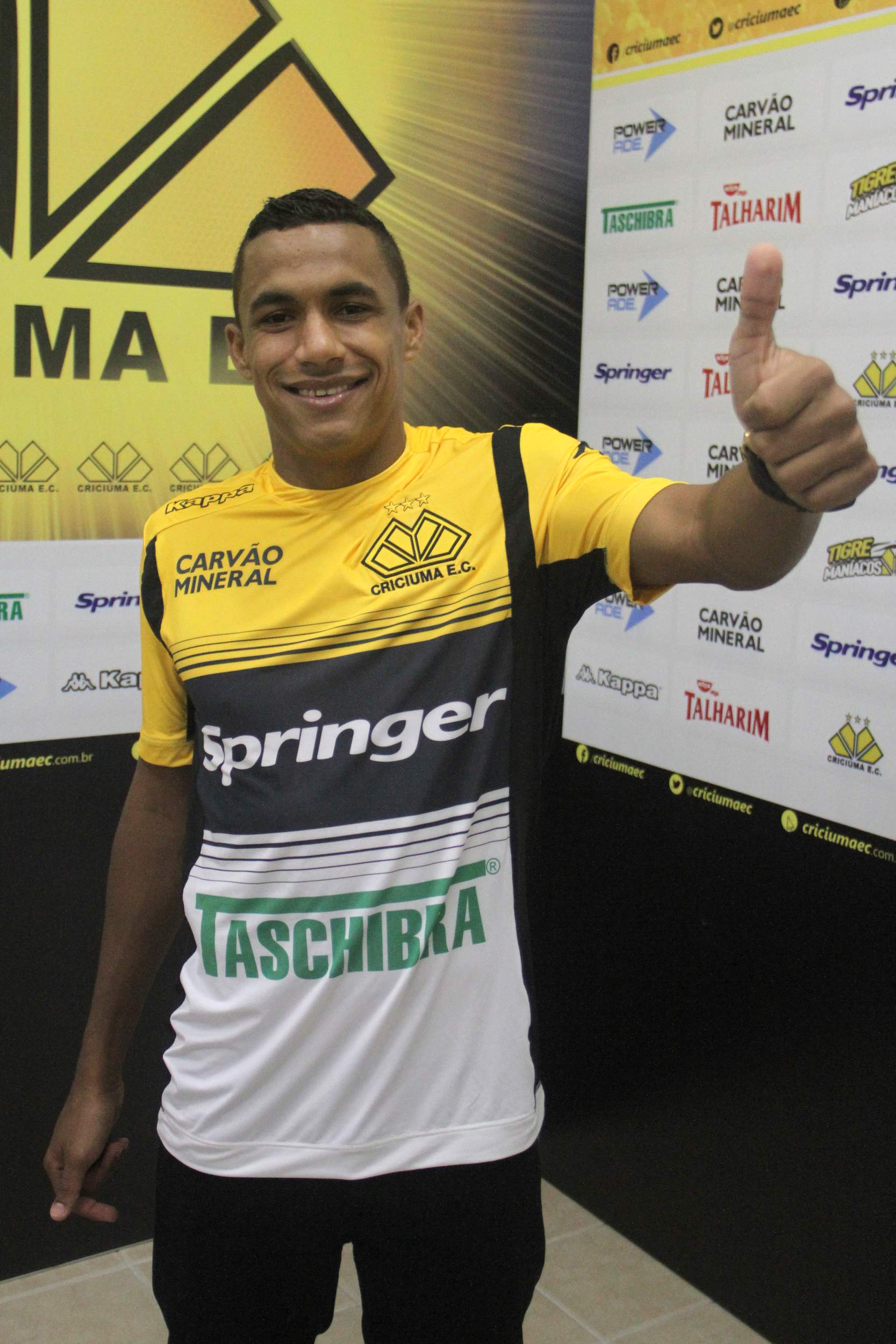 Tigre apresenta novo lateral direito