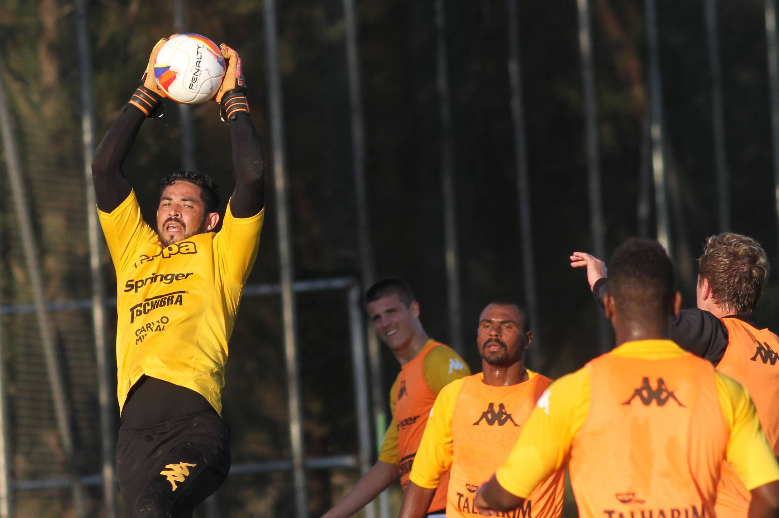 Moacir Júnior comanda treino tático